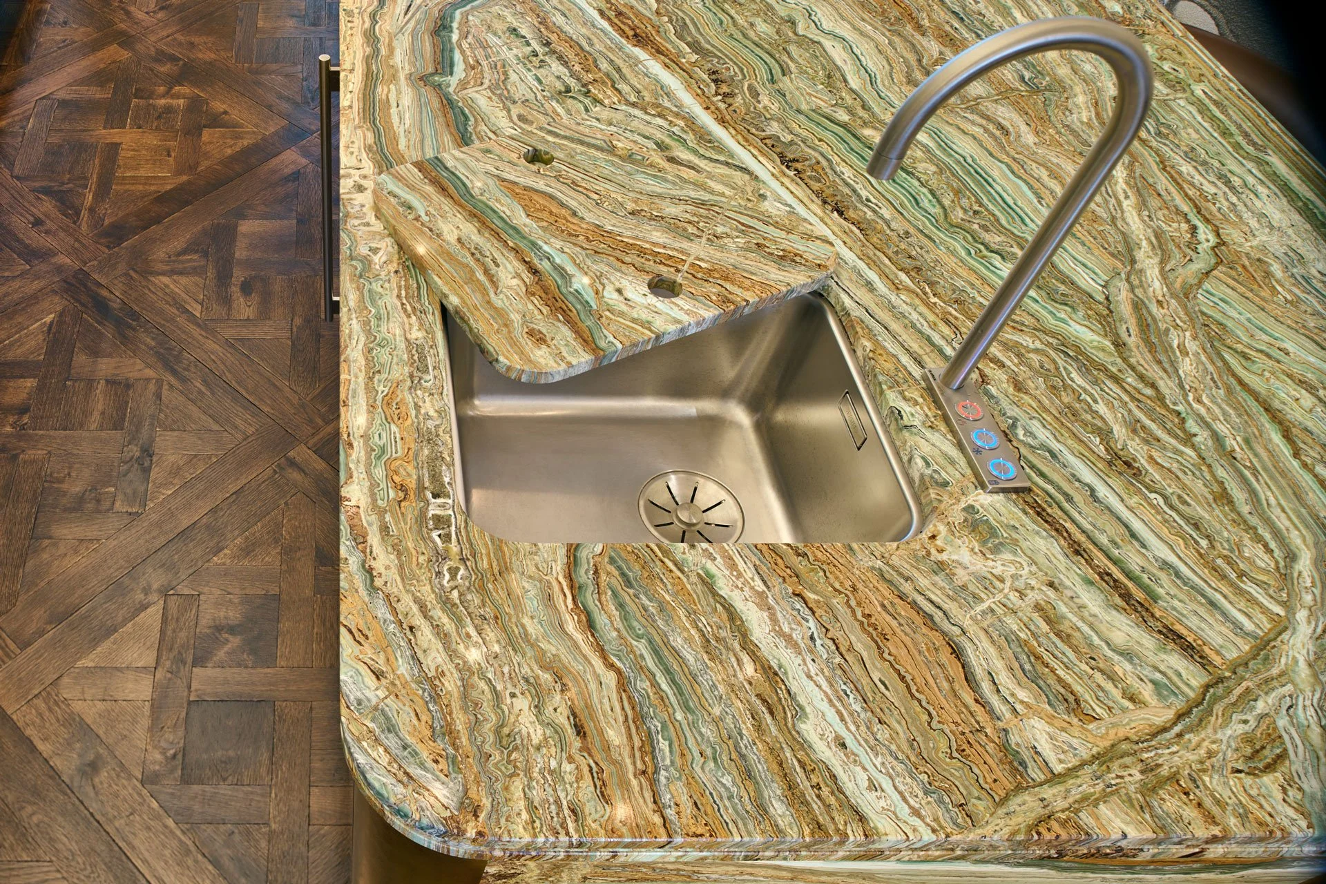 Onice Smeralda kitchen by stoneCIRCLE - photo Marco Joe Fazio Creatives