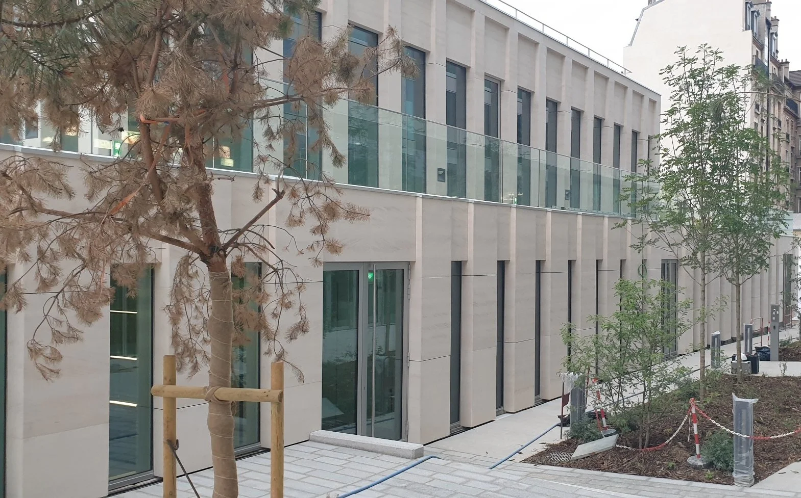 Lightweight stone panels for facades and interior surfaces