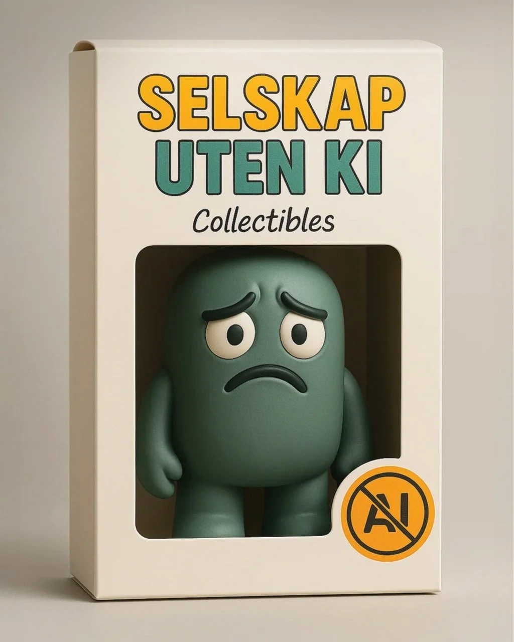 Kartong med leketøysfigur, teksten "SELSKAP UTEN KI" og "Collectibles". Figuren er grønn med trist ansiktsuttrykk, og det er et symbol for "uten KI" i hjørnet.
