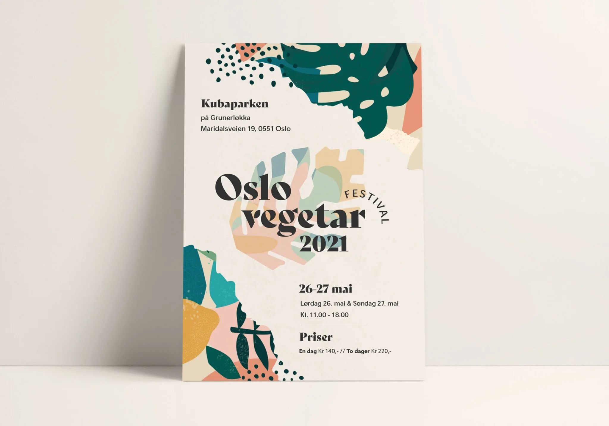 Plakat for Oslo Vegetarfestival 2021 med abstrakt design i grønne, blå og oransje farger, informasjon om sted, dato og billettpriser. Arrangementet finner sted i Kubaparken på Grünerløkka, Oslo fra 26. til 27. mai.