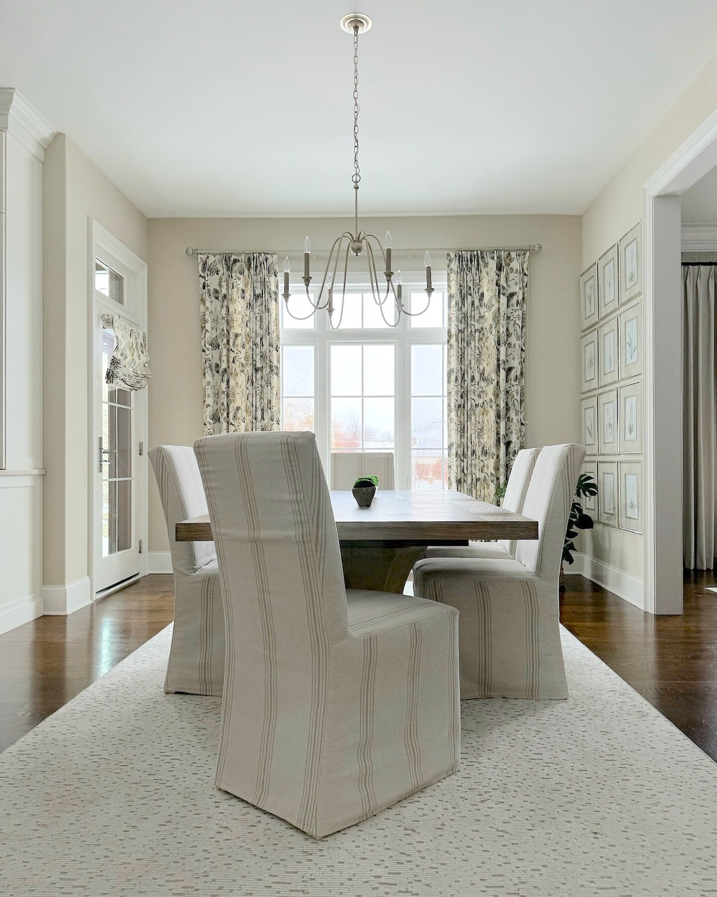 A dining area with a transitional style! We paired the floral draperies with the striped slipcover chairs and finished the look with a timeless light fixture.
Oh and the feel good textured rug was a must to soften the furniture! 😊 #imaginethatdesign