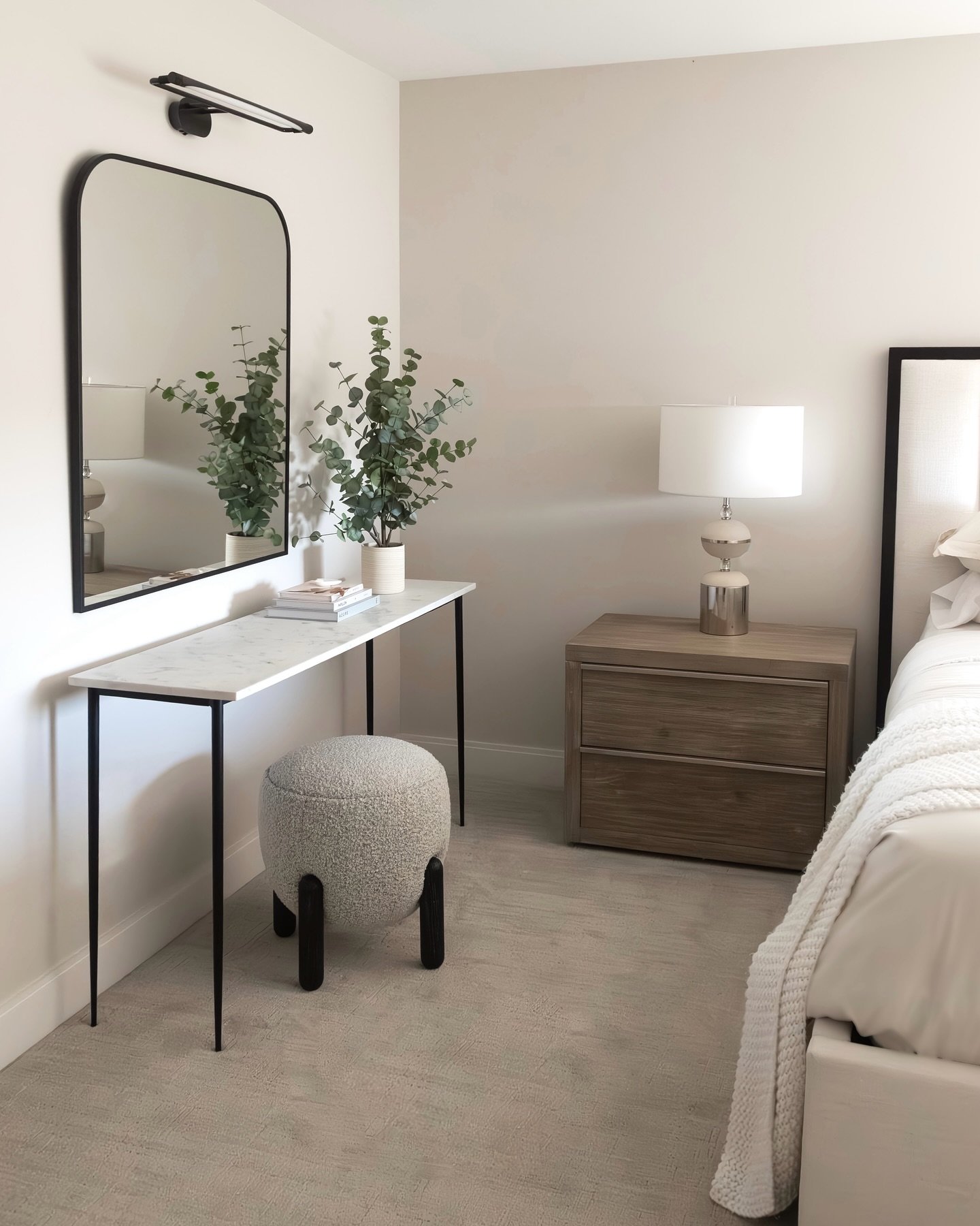 A spot just for her! This understated vanity corner proves that simplicity can still speak volumes.

#imaginethatdesign #vanity #primarybedroom