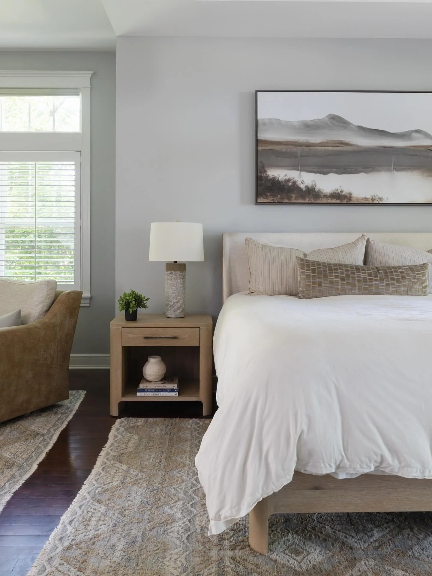 A bedroom that makes Monday mornings a little harder, especially waking up to the first snowfall&hellip;

📸 : @yandbinteriorsphotography 
#imaginethatdesign #interiors #bedroom