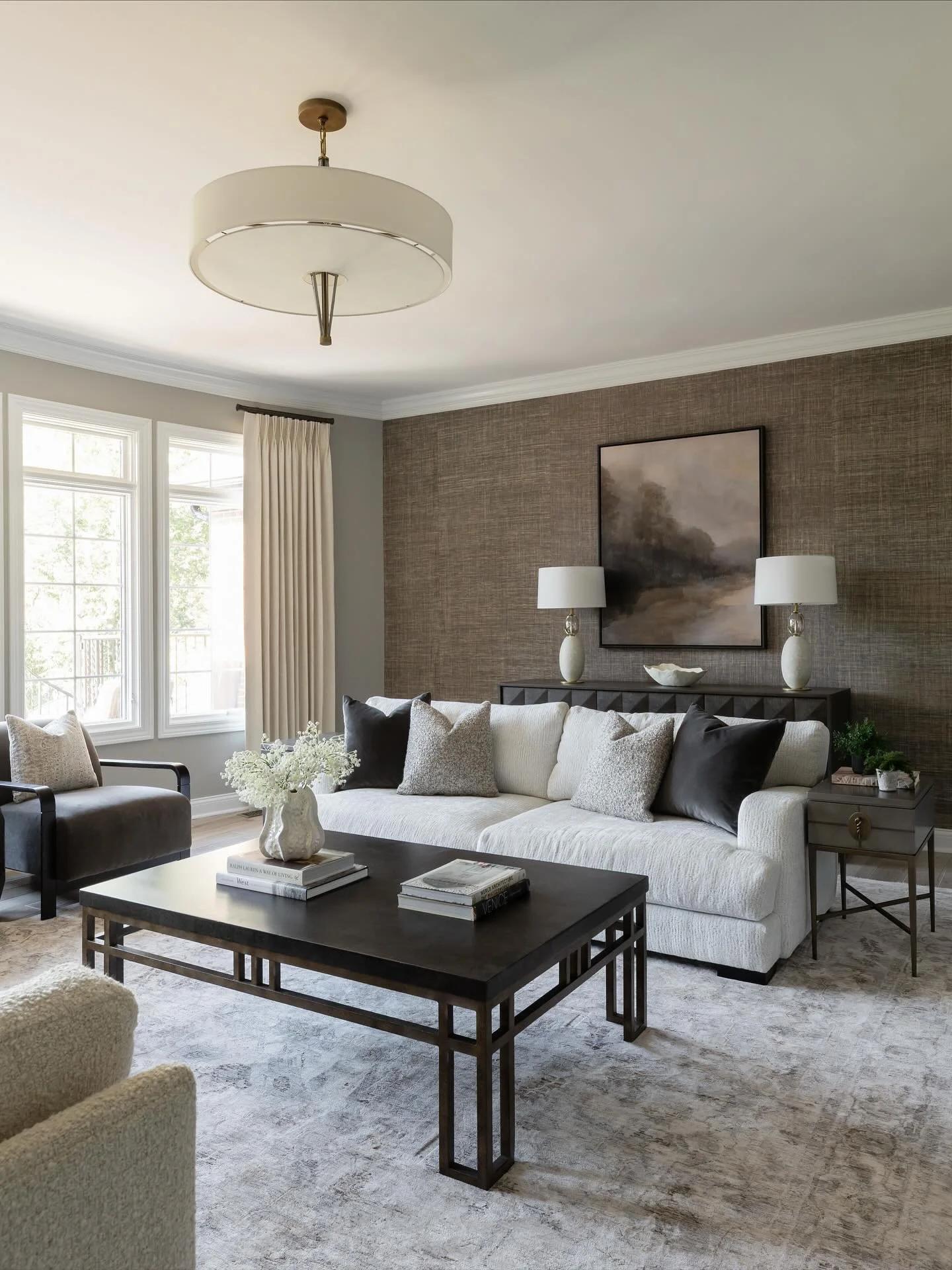 Neutral doesn&rsquo;t have to mean boring! This heavily textured grasscloth creates a backdrop that adds depth and character, while the furniture draws you into the room.

📸 : @yandbinteriorsphotography 
#imaginethatdesign #interiors #livingroom #gr