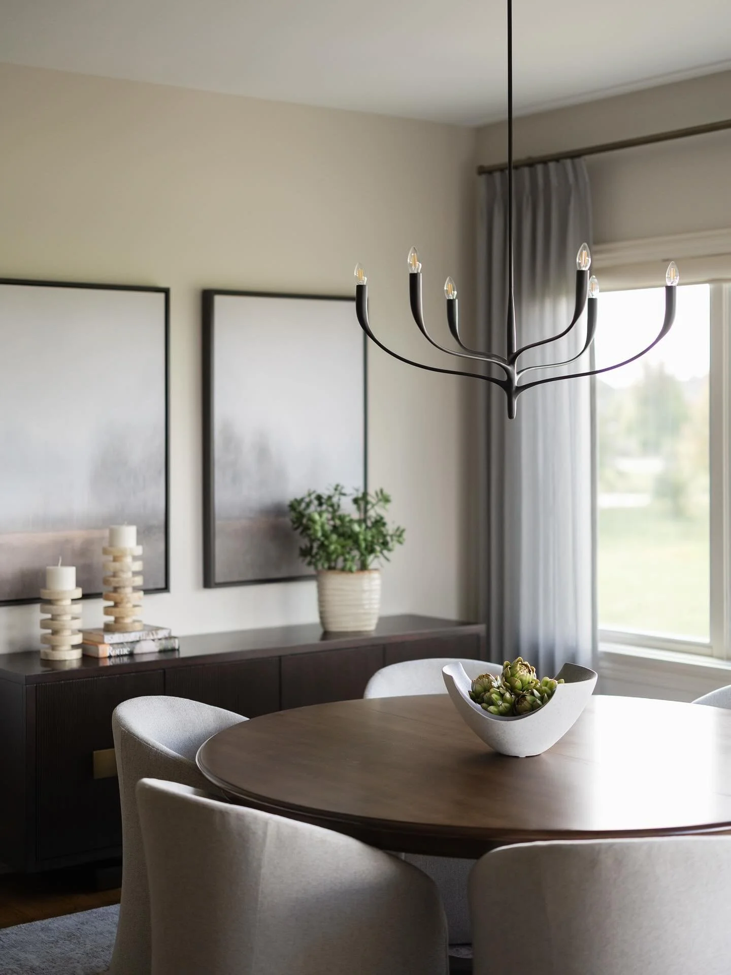 A round table always makes for a good conversation.

📸 : @yandbinteriorsphotography 
#imaginethatdesign #interiors #dinette #lightfixture