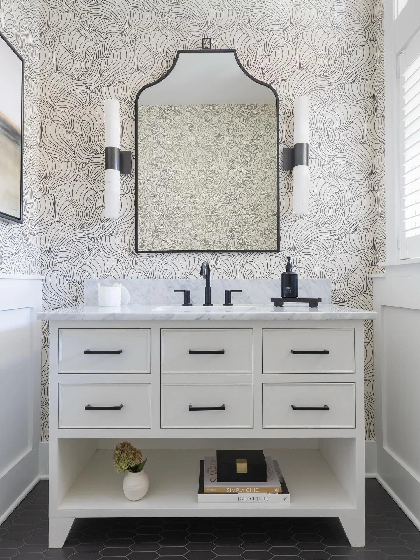 Proof that small spaces can still make a statement.

📸 : @yandbinteriorsphotography 
#imaginethatdesign #interiors #powderroom #wallpaper