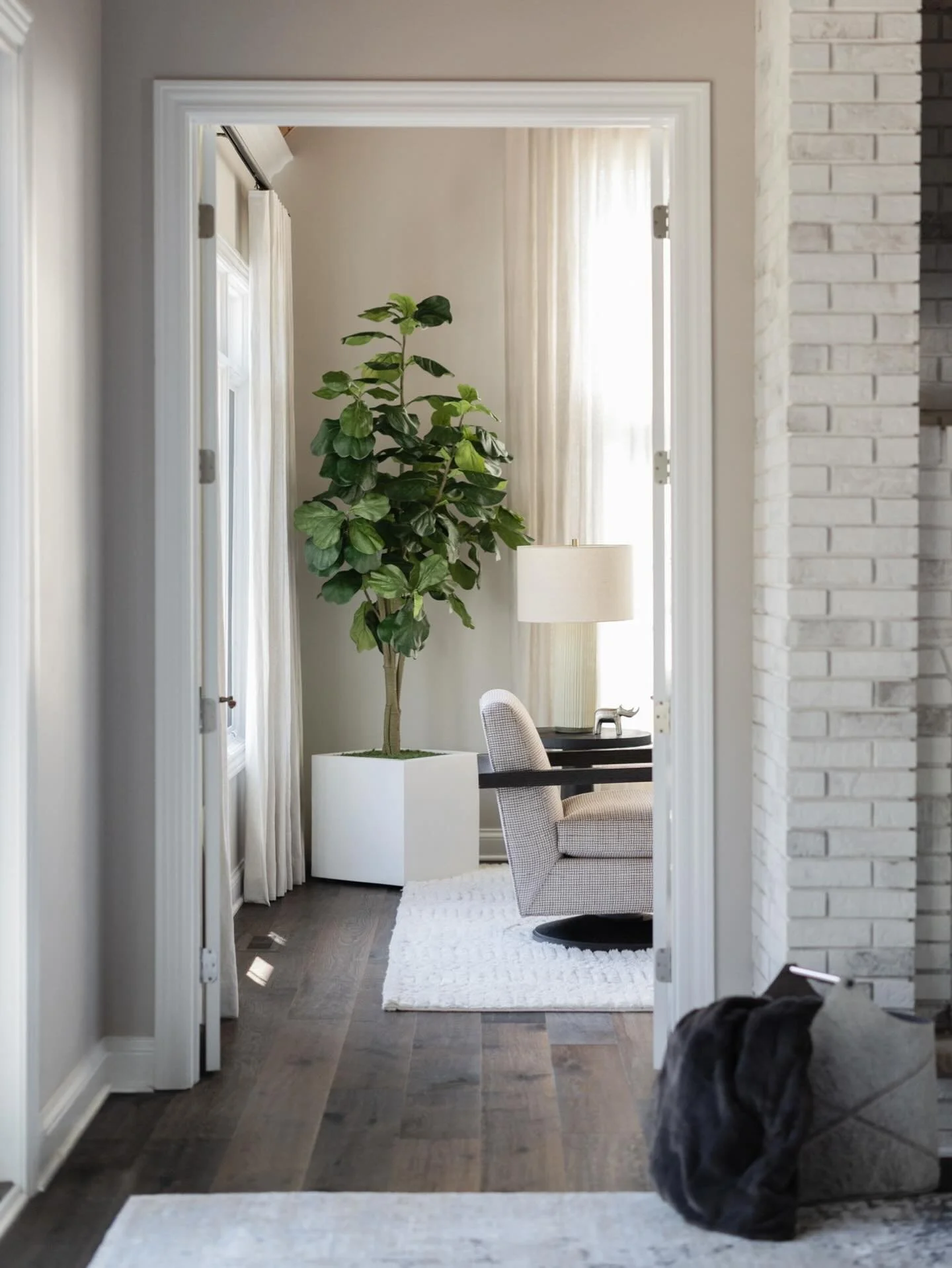 This sunroom was a selling point when our clients bought their home. They wanted a peaceful space for reading or relaxing while overlooking their beautiful backyard from all angles.

📸 : @yandbinteriorsphotography 
#imaginethatdesign #interiors #sun