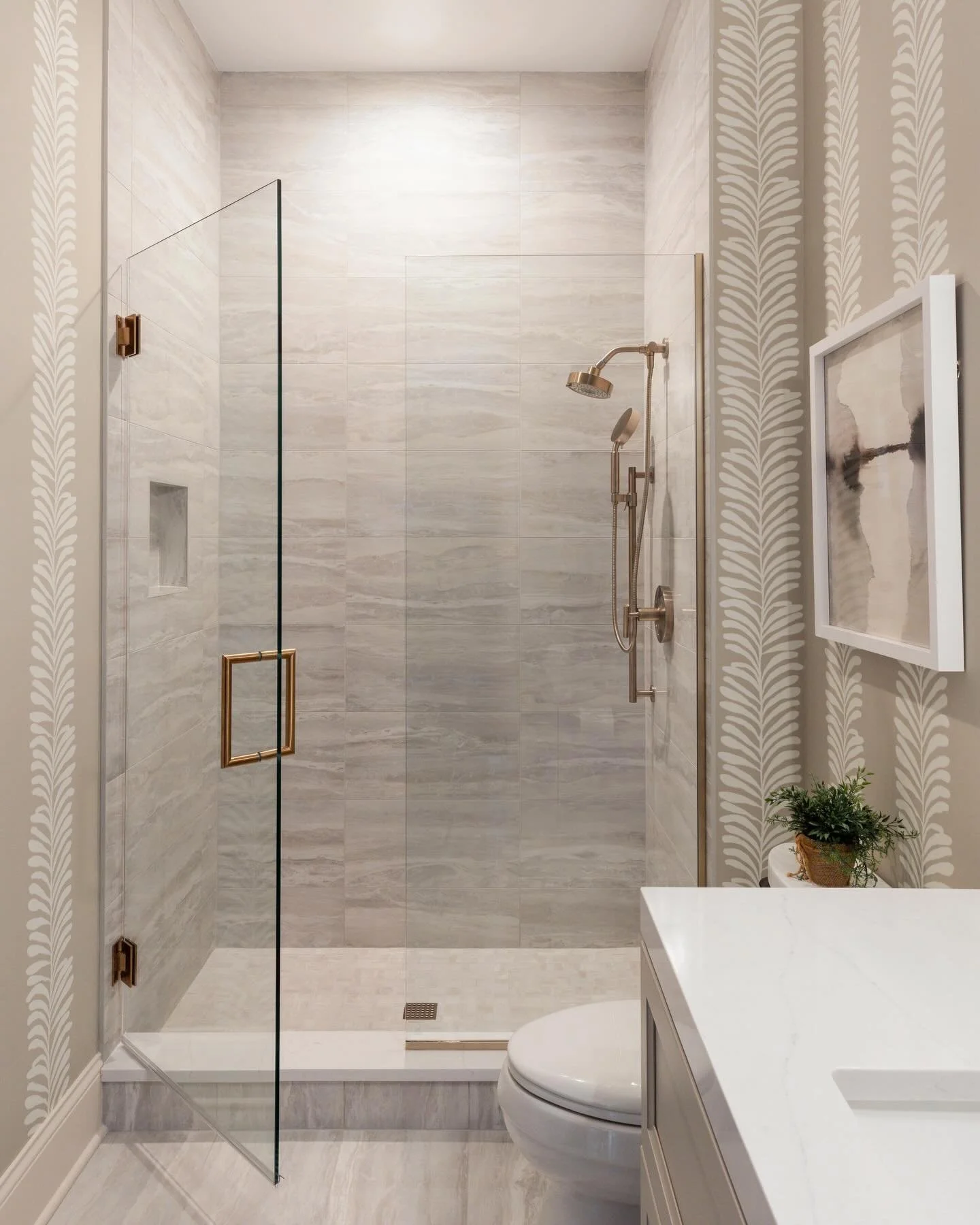 Same view, new life ✨

📸 : @yandbinteriorsphotography 
#imaginethatdesign #interiors #bathroominspiration #wallpaper #bathroomremodel