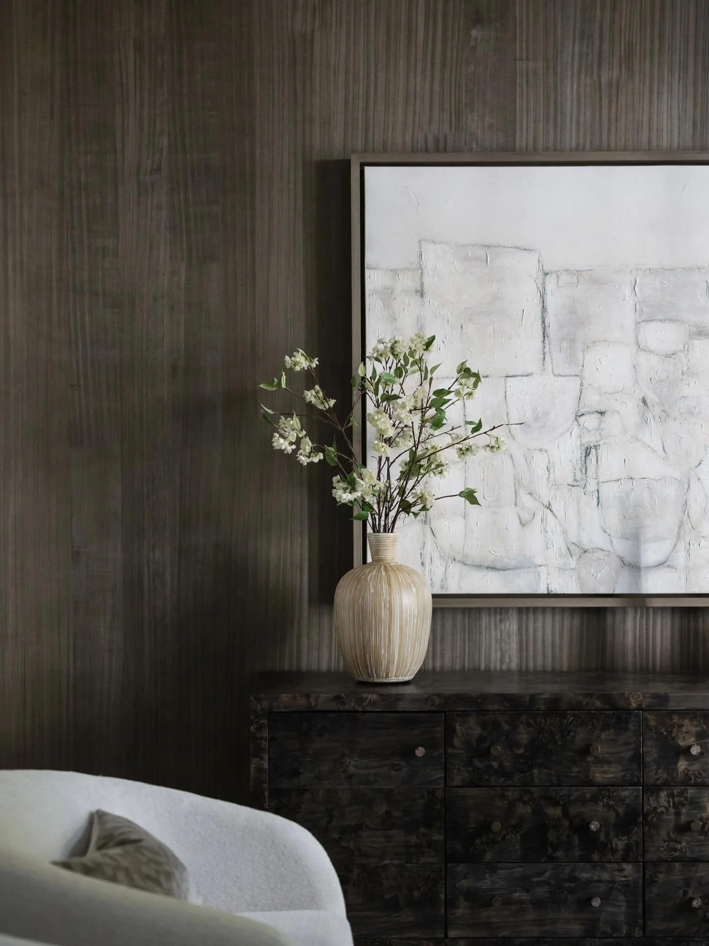 A moment for the mappa burl credenza, set against a rich wood veneer wallcovering 🙌🏼

📸 : @yandbinteriorsphotography 
#imaginethatdesign #sittingroom #mappaburl #wallcoverings