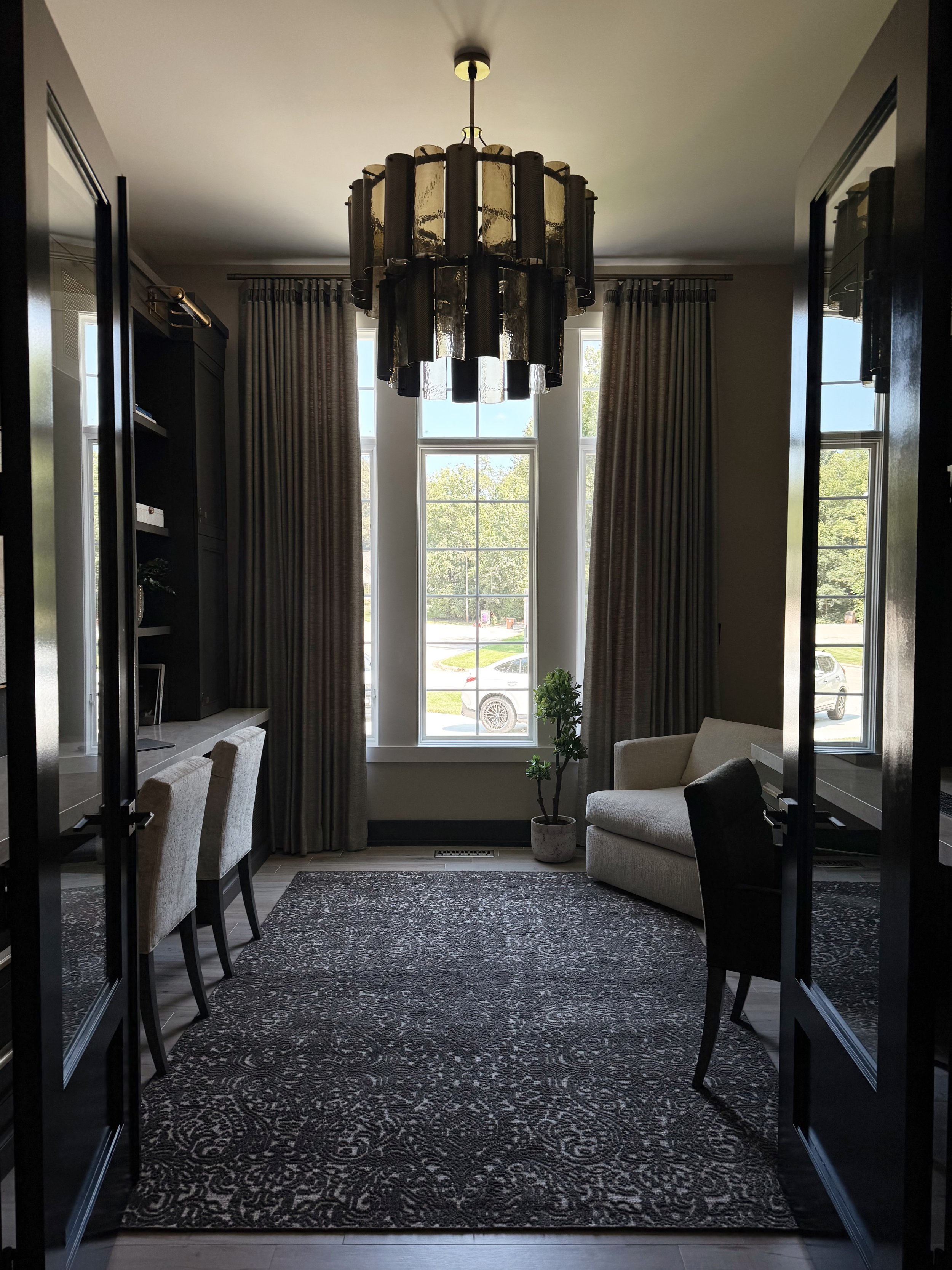 A peek at a recent project we&rsquo;ve had so much fun bringing together. This office has quickly become one of our favorite spaces in the home. 

#imaginethatdesign #interiors #homeoffice #lighting #cabinetry