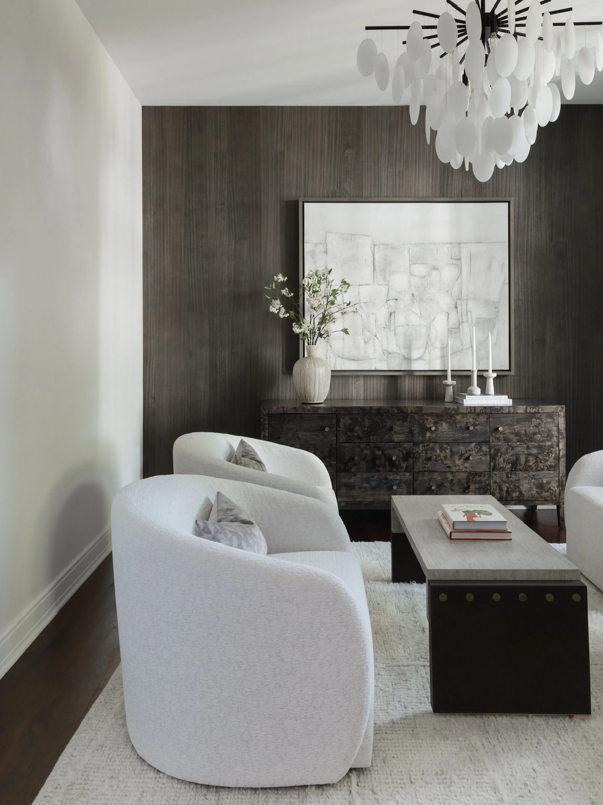 This sitting room is tucked just beyond the family room, creating an intimate space to gather while still feeling connected to the rest of the home.

📸 : @yandbinteriorsphotography 
#imaginethatdesign #interiors #wallpaper #texture #sittingroom