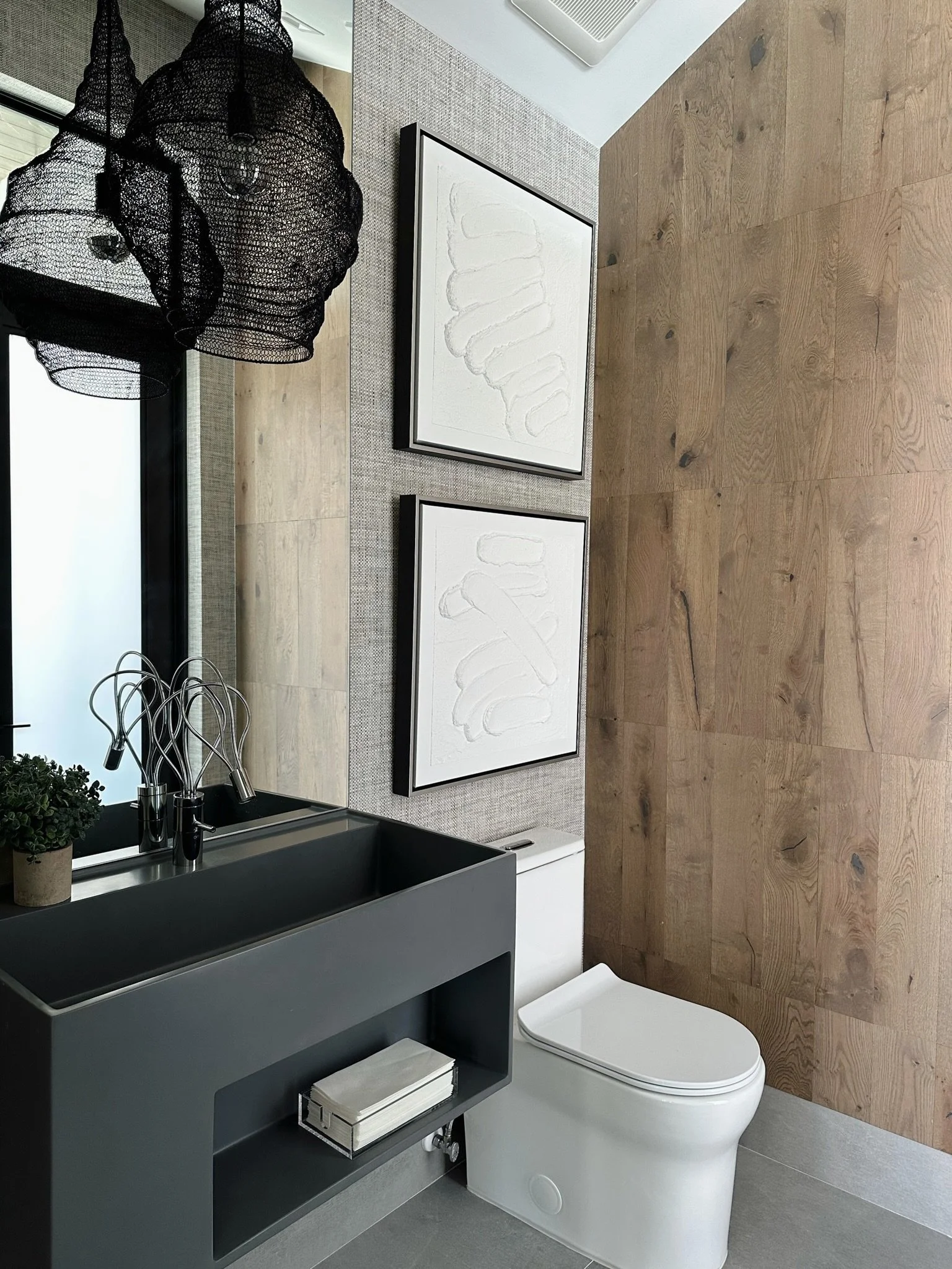 The warmth of natural wood meets woven texture and black finishes for a look that&rsquo;s both bold and refined. 

#imaginethatdesign #interiors #art #lighting #wallcovering