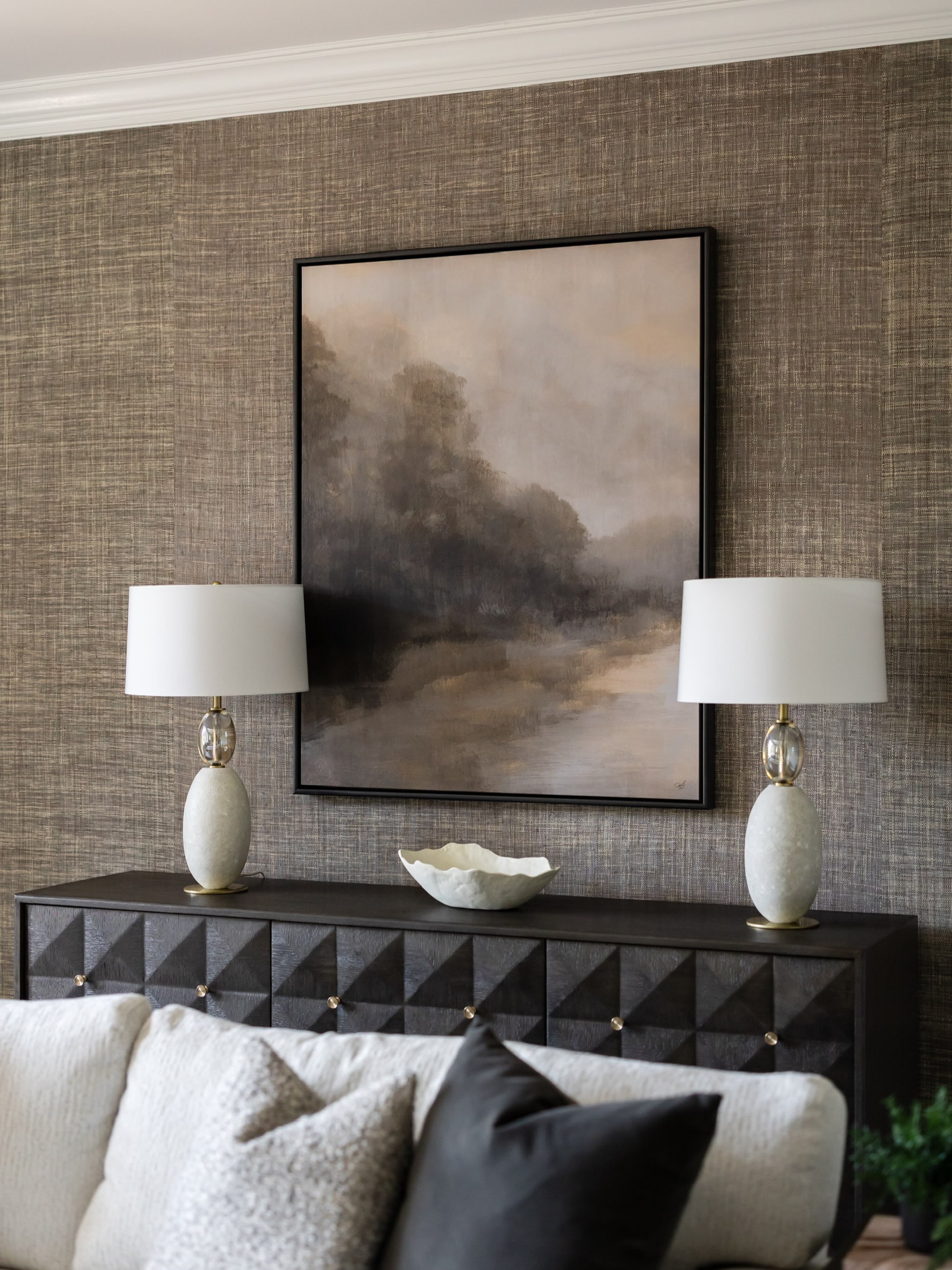 Texture, scale, and contrast - simple elements with a big impact.

📸 : @yandbinteriorsphotography 
#imaginethatdesign #interiors #wallcovering #lamps #art