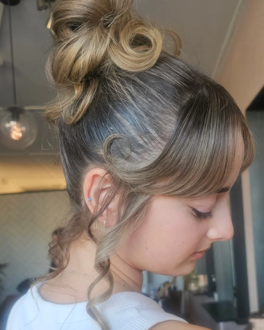 Upstyle magic pinned to perfection,
sleek, soft, and styled to stay because every queen deserves a crown moment 👑
By my talented apprentice @_hair_bysummer 
#salon #adelaidehair #warradale #adelaidesalon #hair #upstyle