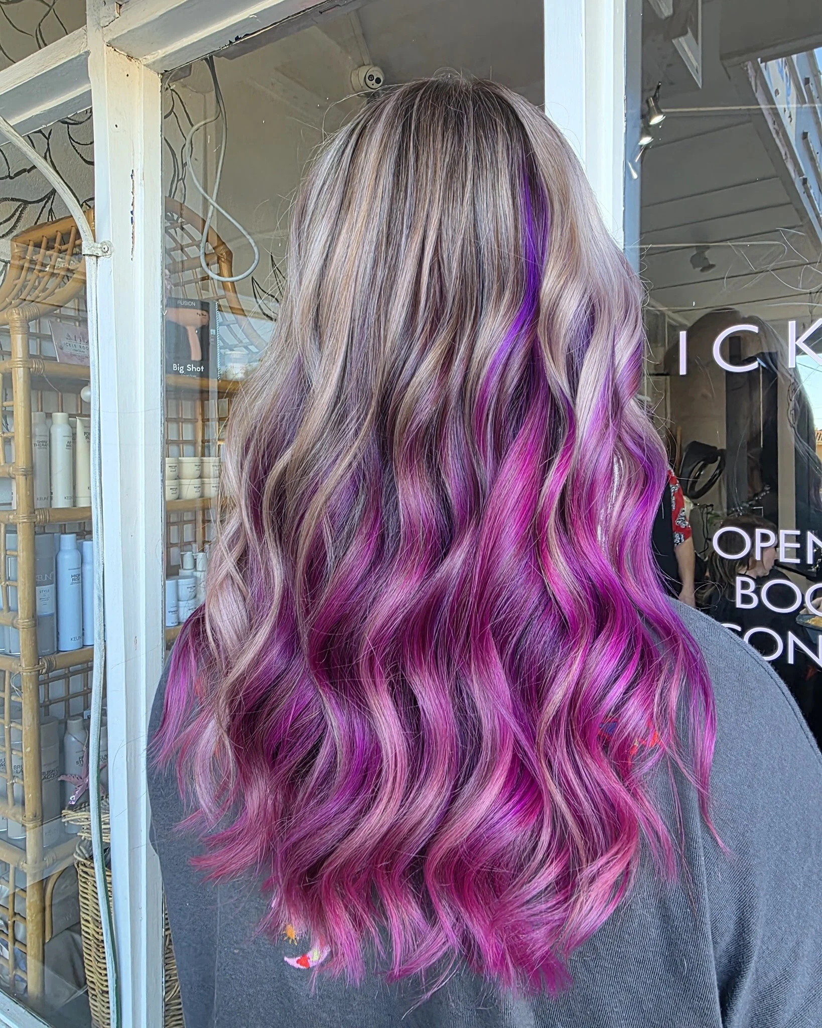 Smoky blonde ribbons melting into a hot berry magenta 🍓🍇
Dimensional, glossy and unapologetically bold.
#Warradale #adelaidehairdresser #hair #HairGoals