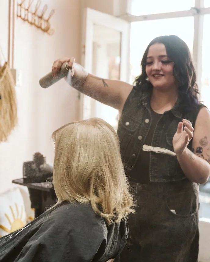Golden hour at Ickle Room ☀️
Soft waves, happy hearts, and a little bit of hairspray dust.
#adelaidesalon #adelaidehair #hair #warradale #salon