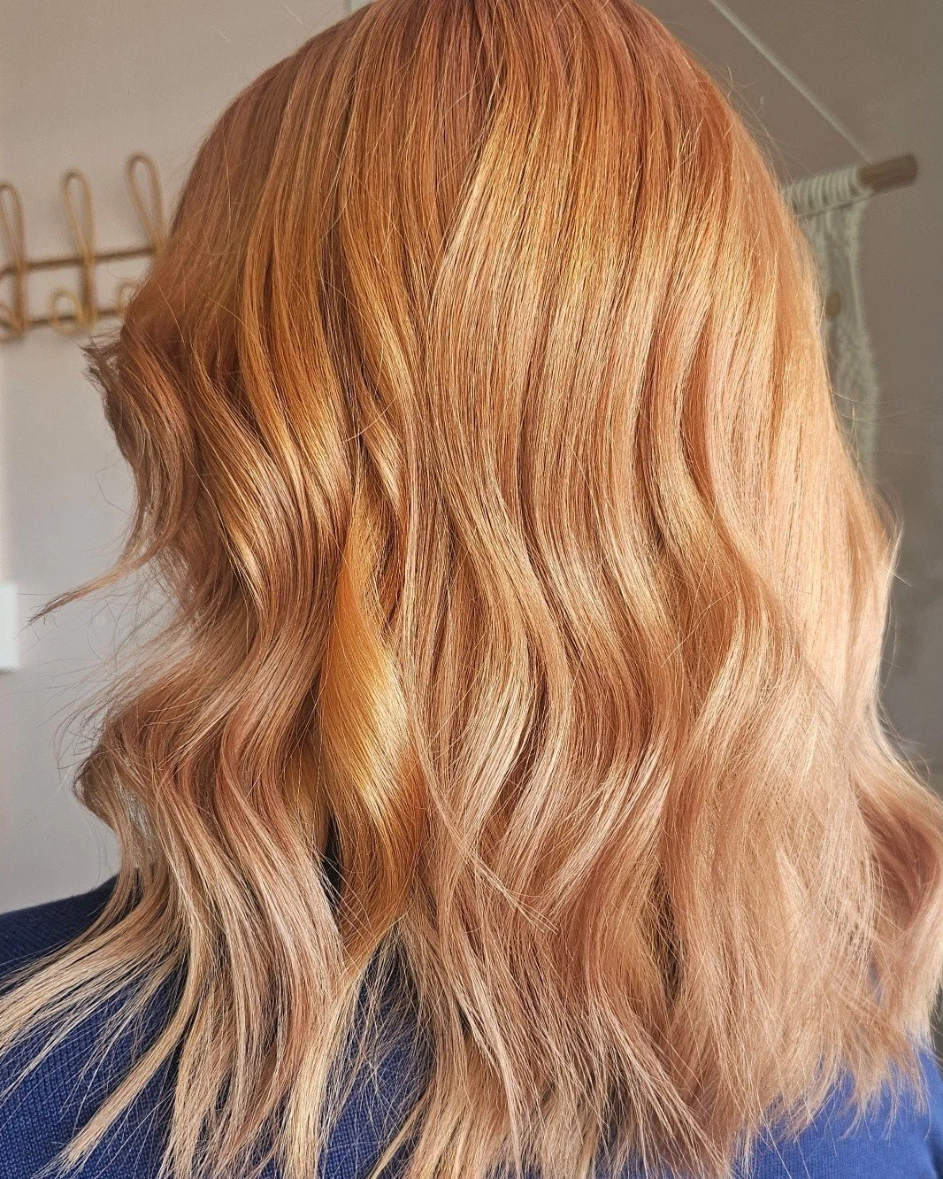 Soft waves, warm tones and that little confidence boost you didn&rsquo;t know you needed ✨
The kind of hair that makes you feel like you&rsquo;ve got your life together (even if you don&rsquo;t) #adelaidehair #hair #warradale #SalonVibes