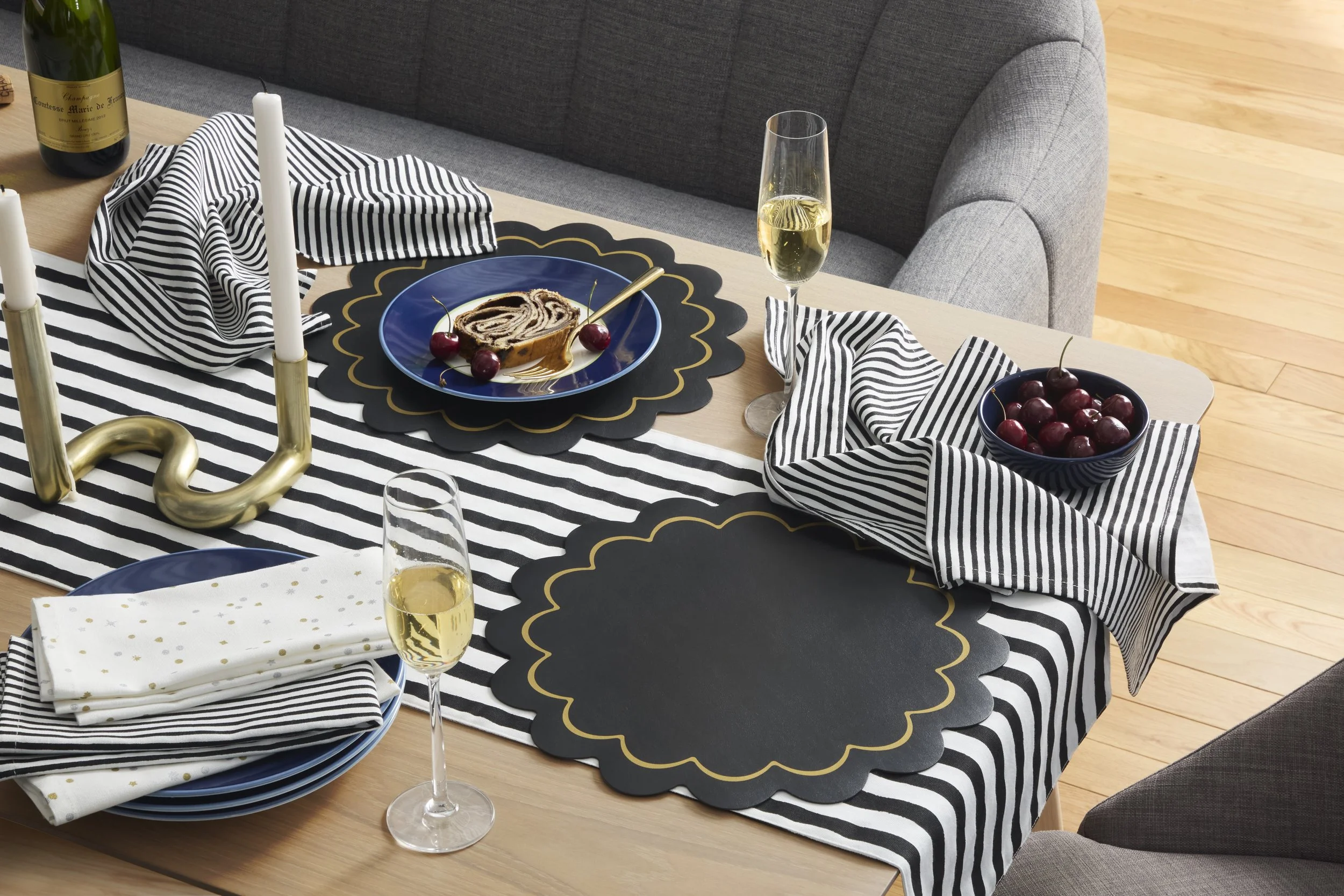 KATE SPADE_FA24 SHIRTING STRIPE SCALLOP_BLACK_COMBO-LIFESTYLE_GIF_1.jpeg