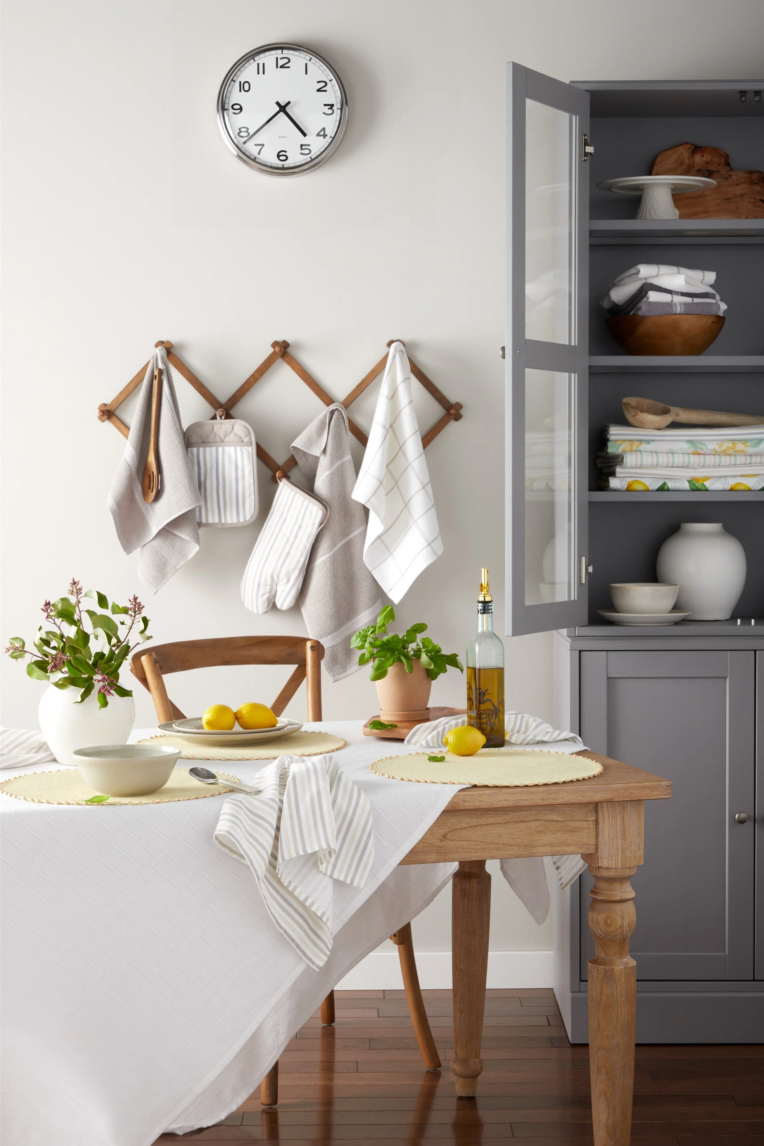 MARTHA STEWART_CASUAL DINING COMBO_LIFESTYLE.jpg