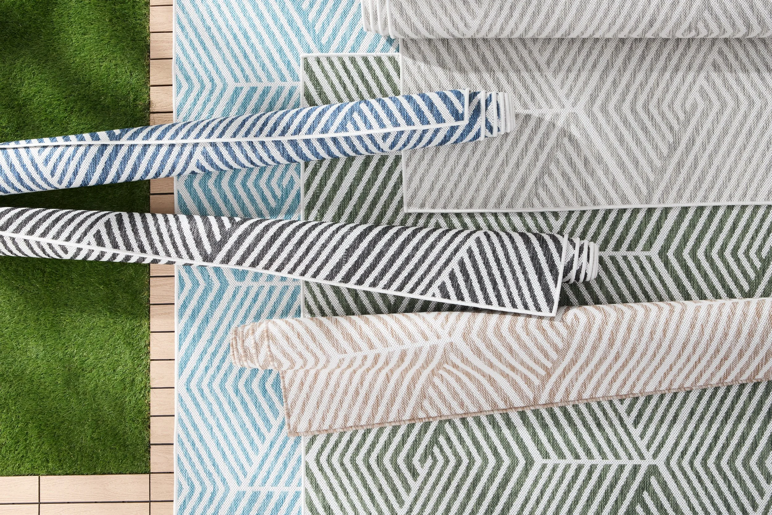 NICOLE MILLER_PATIO COUNTRY OMBRE GEO_AREA RUG_PARTY.jpg