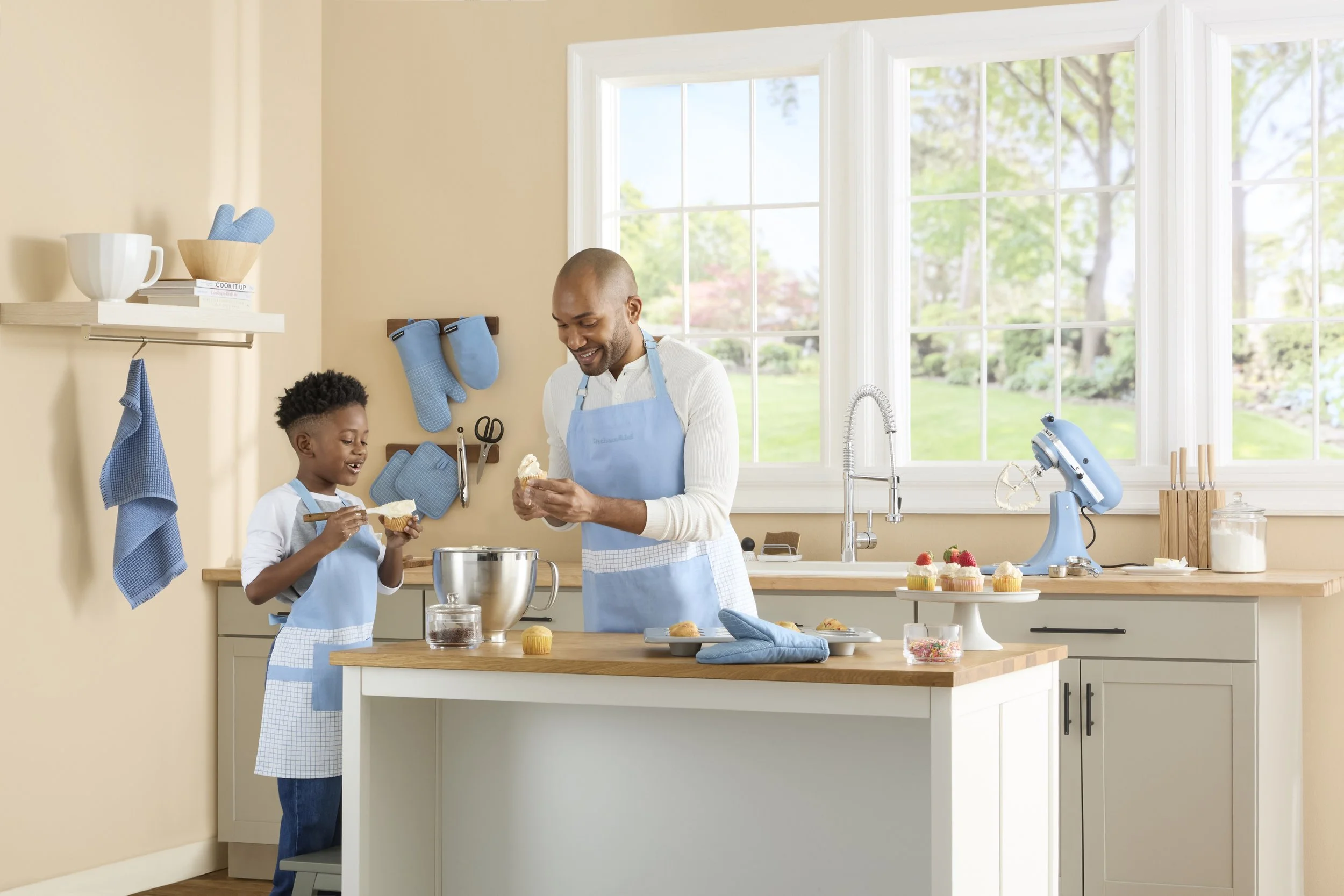 KITCHENAID_SP25-LANDING PAGE_WINDOWPANE_BLUE WILLOW_WIDE_LIFESTYLE-MODEL_04.jpeg