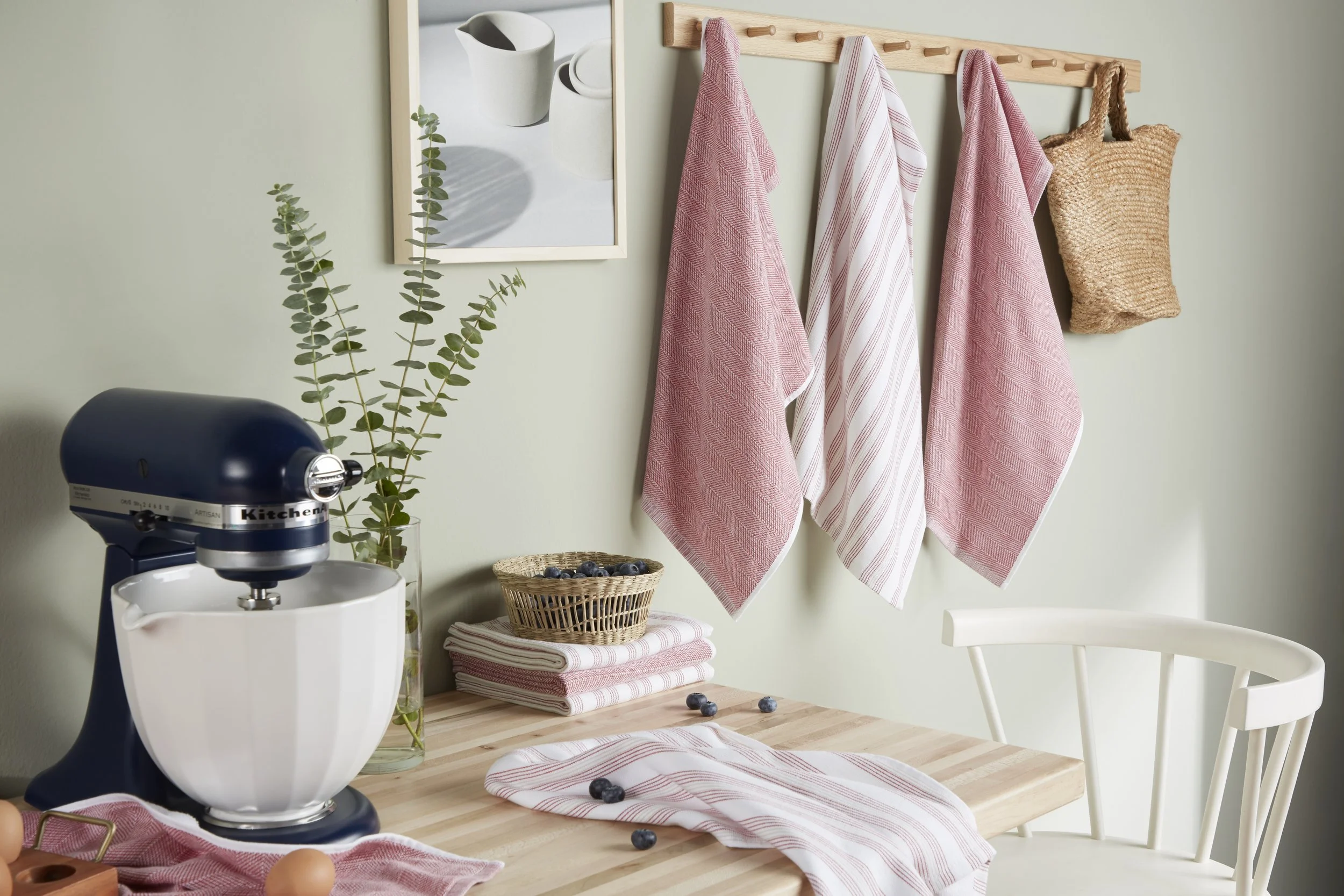 KITCHENAID_CHAMBRAY STRIPE_PASSION RED_8PK KT_LIFESTYLE.jpeg