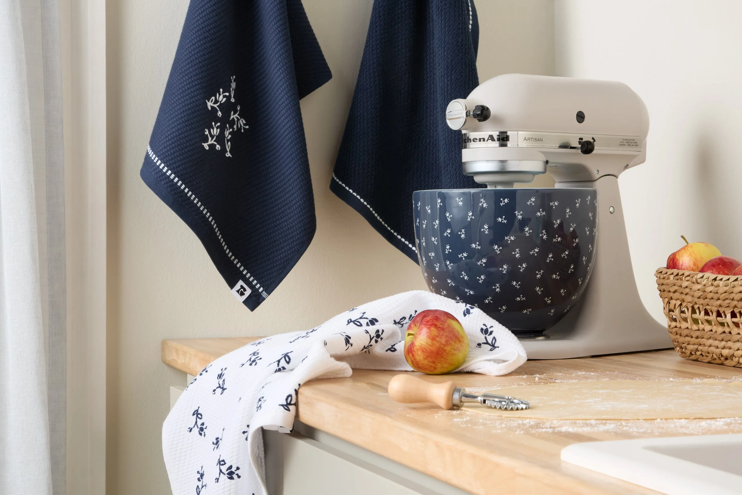 KITCHENAID_COLLECTOR SERIES VINTAGE FLORALS_INK BLUE_3PK KT_LIFESTYLE.jpg