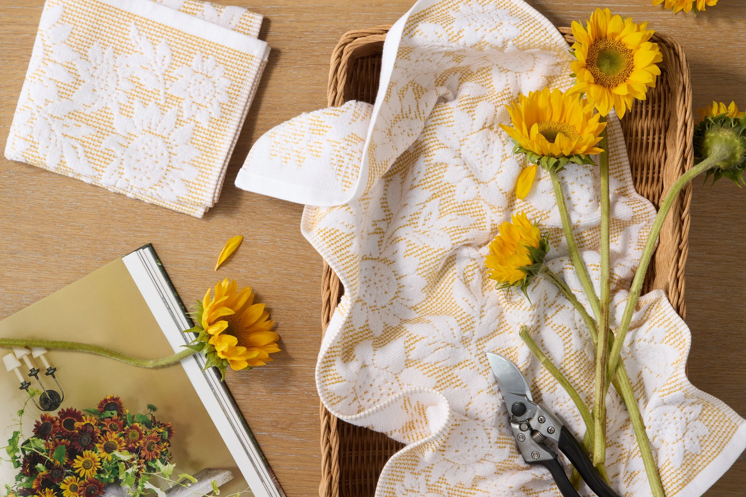 MARTHA STEWART_HARVEST JACQUARD SUNFLOWERS_YELLOW_2PK KT_SIMPLE.jpg