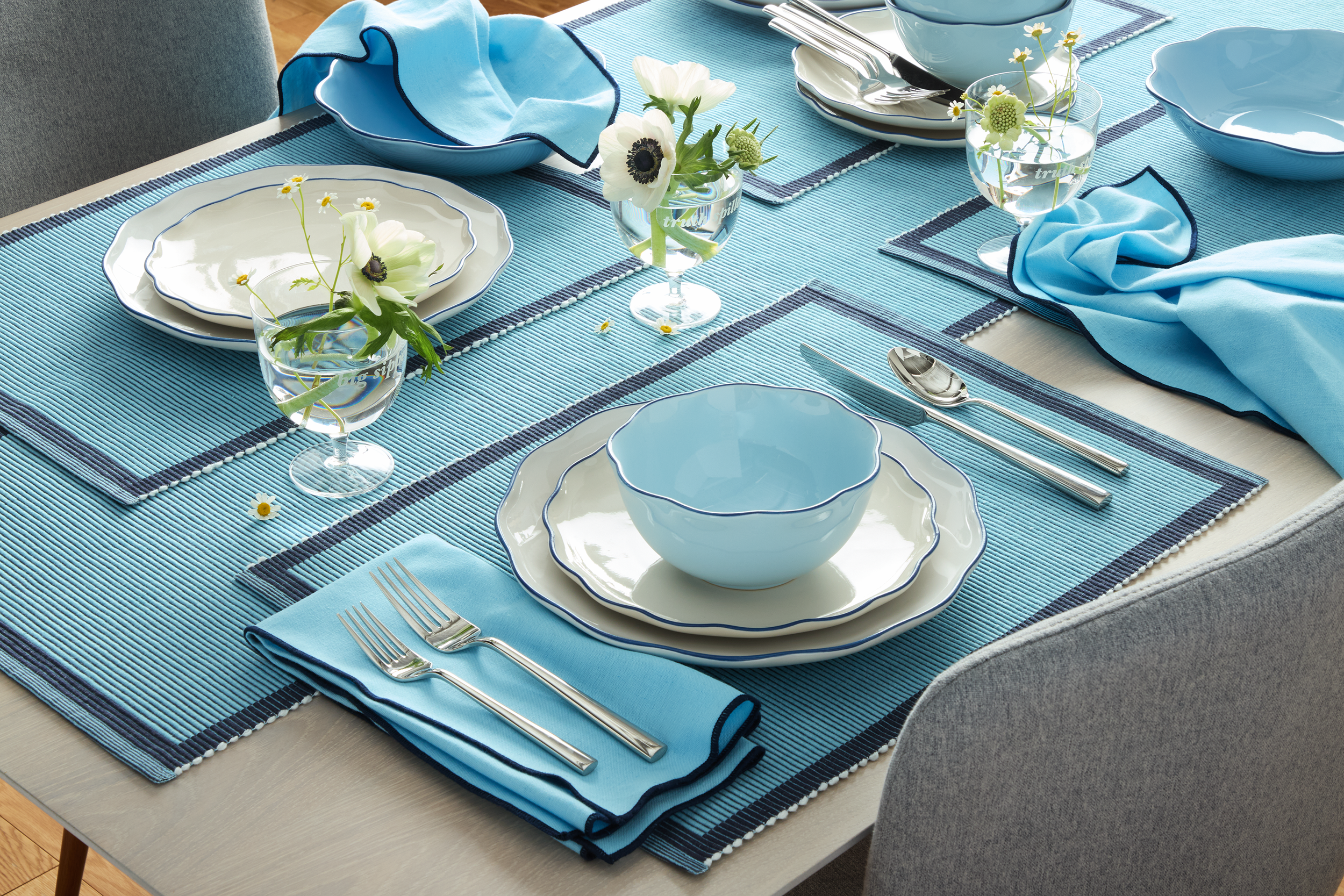 KATE SPADE_GARDEN PARTY_TABLETOP_BLUE_COMBO LIFESTYLE.png