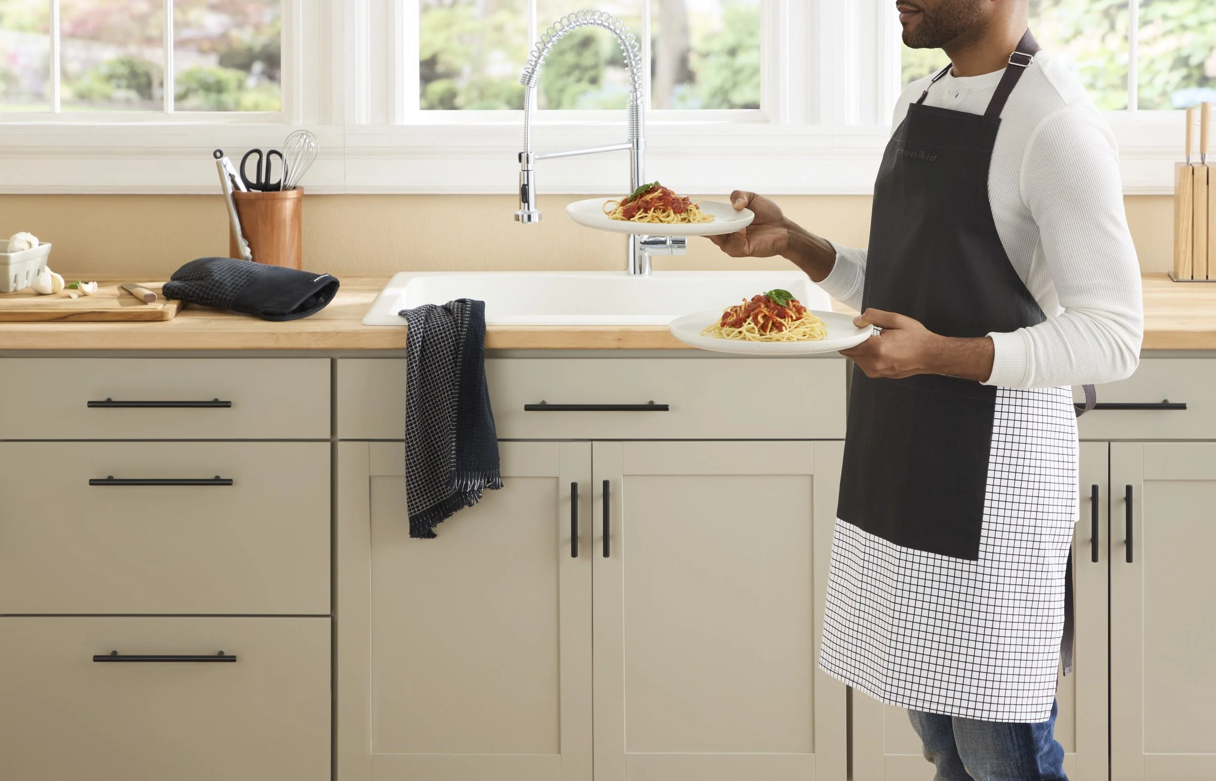 KITCHENAID_SP25-LANDING PAGE_WINDOWPANE_BLACK ONYX_WIDE_LIFESTYLE-MODEL_FLATTENED_CROPPED.jpg