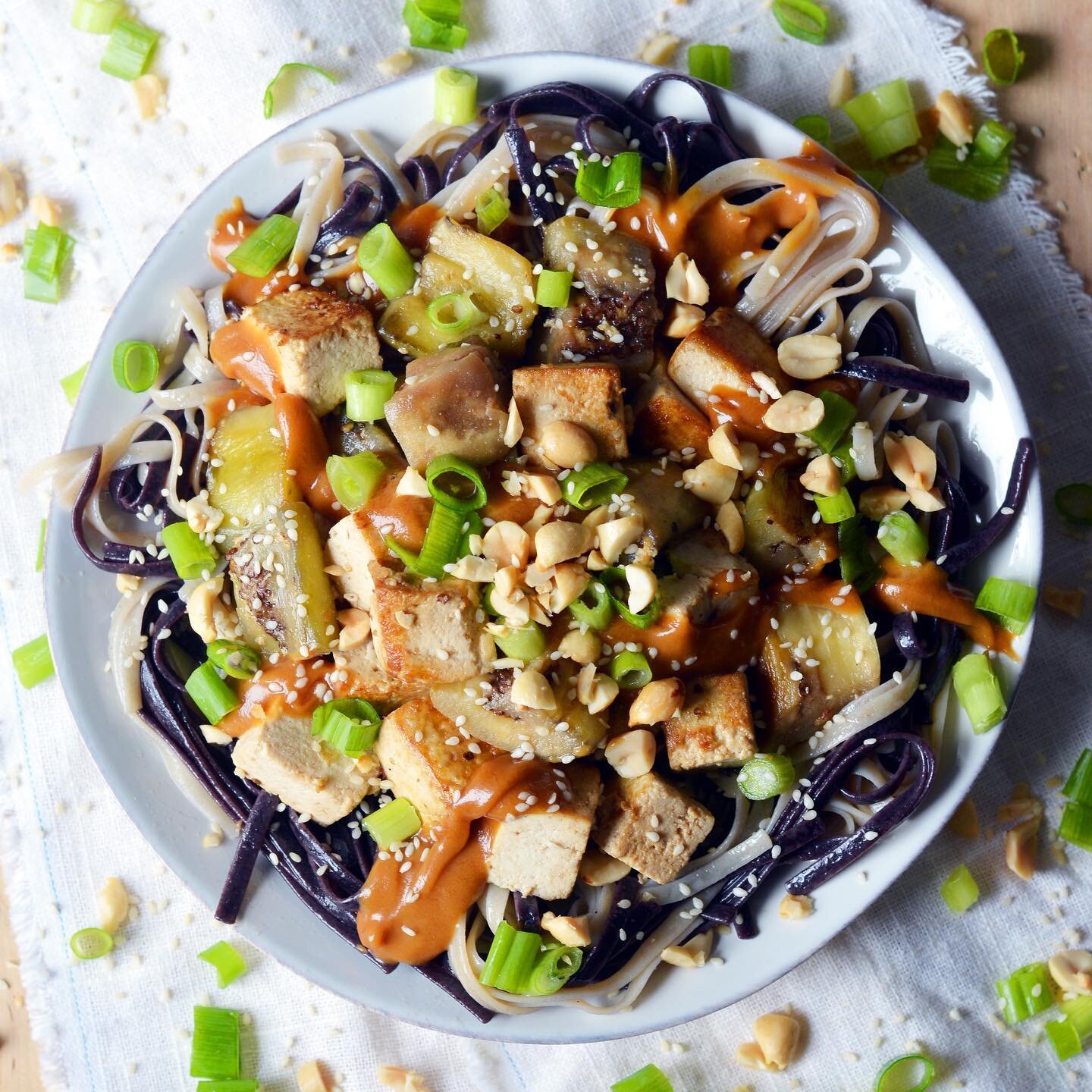 ✨Tamari-Tofu + Summer Veggie Peanut Noodle Stir-Fry✨

Calling all my fellow peanut sauce fans! If you like the savory/sweet-tangy flavor of peanut sauce, this dinner is for you (and it&rsquo;s always a kid-favorite!)

🌱Reserve yours on the website!