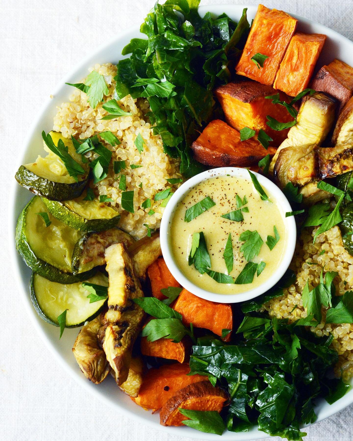 ✨24 hours left to reserve next week&rsquo;s dinners!✨

I can&rsquo;t wait to cook up this quinoa power bowl! It&rsquo;s loaded with seasonal veggies, marinated kale and topped with a delish lime vinaigrette.

🌱Reserve yours on the website before tom