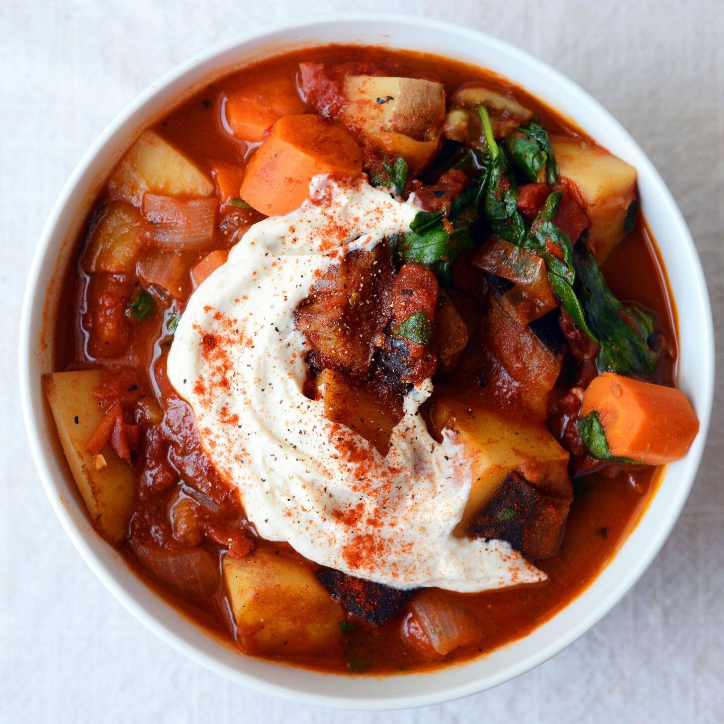 ✨Eggplant, Tomato &amp; Chickpea Summer Stew with Brown Rice and Lemon-Tahini Cream✨

Ordering for next week is now open! 

This summer stew is special because it&rsquo;s warming and filling but still feels light enough to enjoy on a hot night. 

🌱R