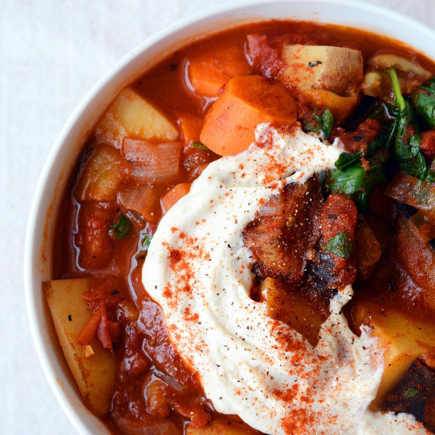 One more view of next week&rsquo;s Eggplant, Tomato &amp; Chickpea Summer Stew with Lemon-Tahini Cream before ordering closes at today noon! 

🌱Hop over to the website to reserve yours!