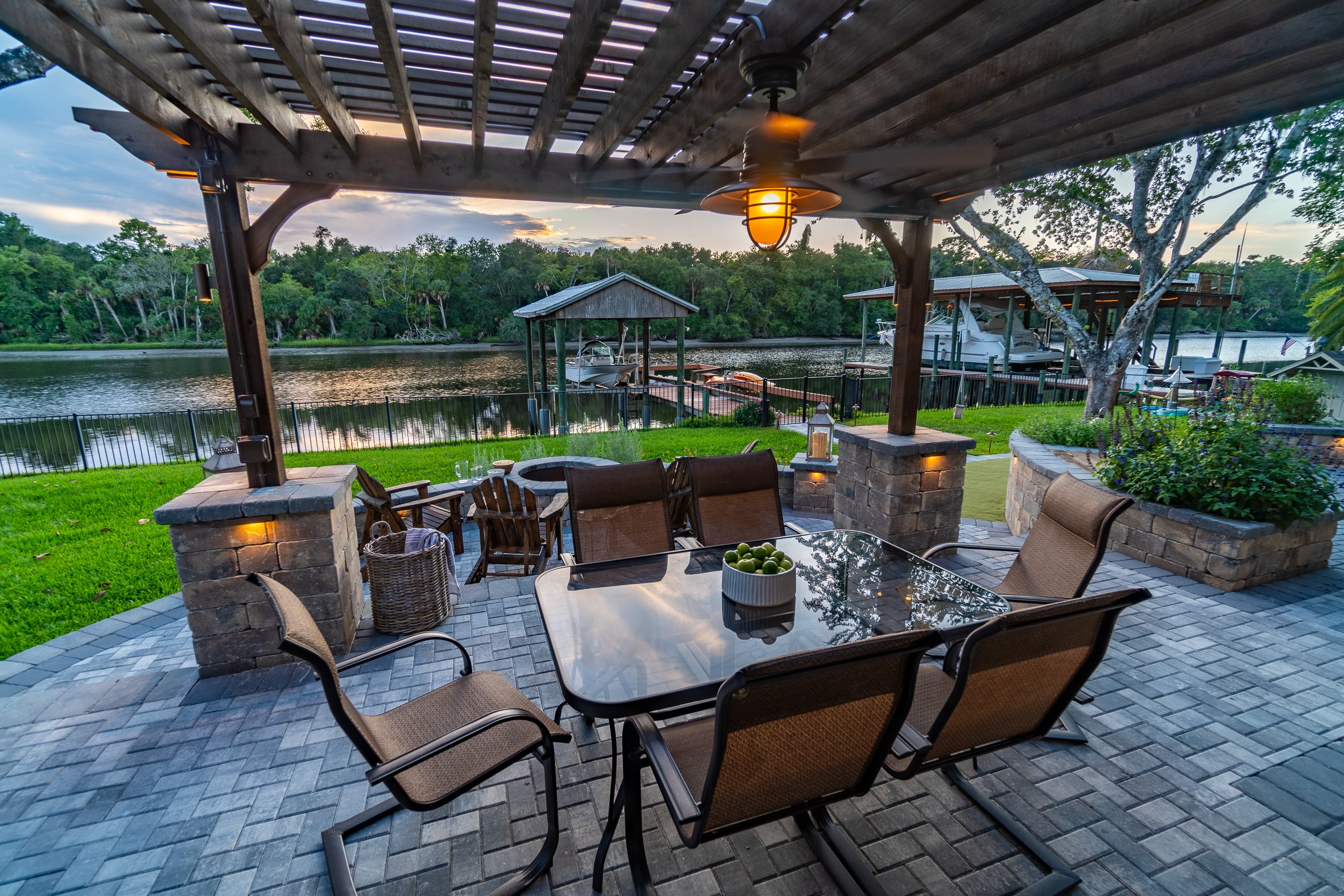 How to Choose Outdoor Furniture for Your Florida Backyard — Pratt Guys