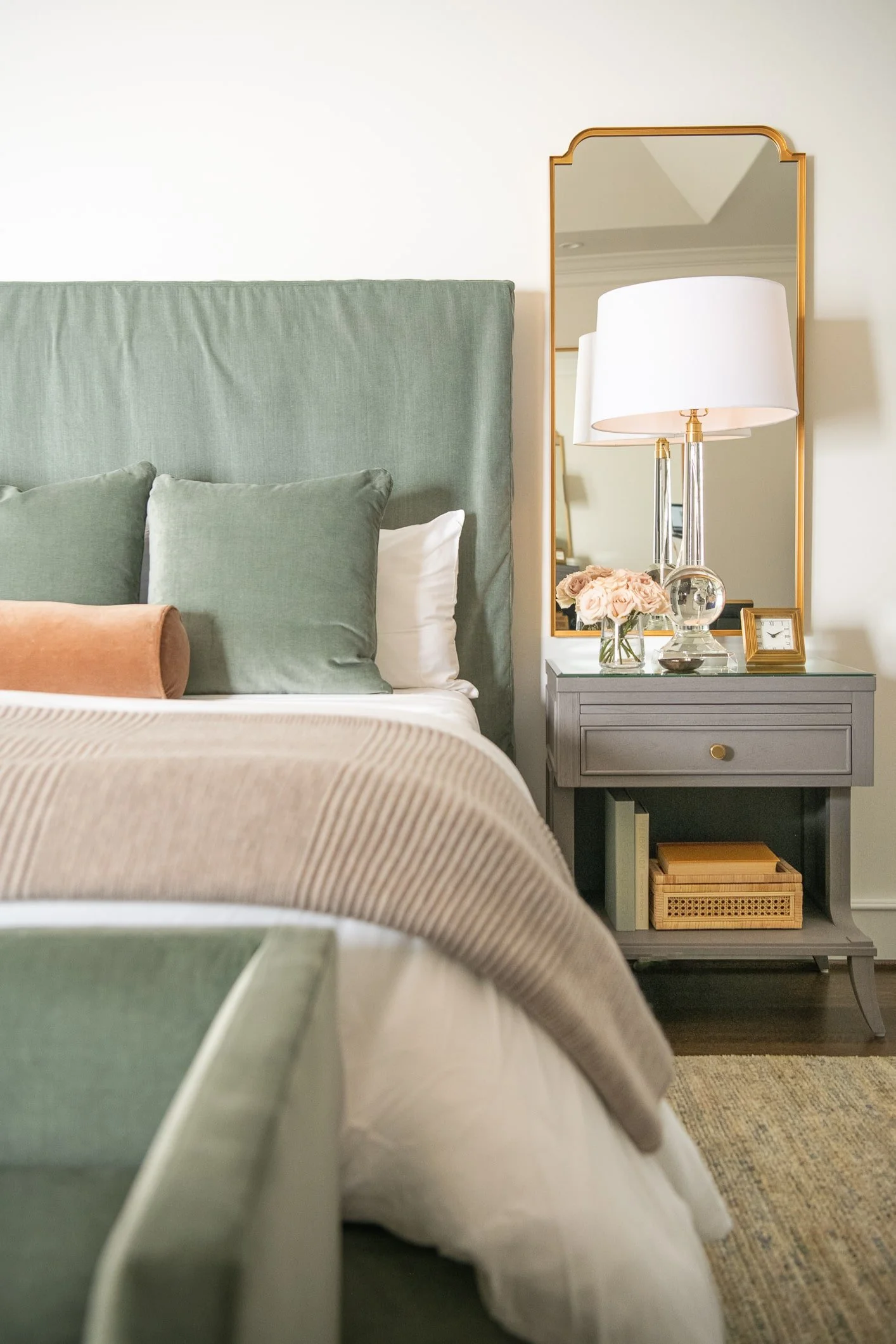 romantic suite bedroom Design-15-min.jpg