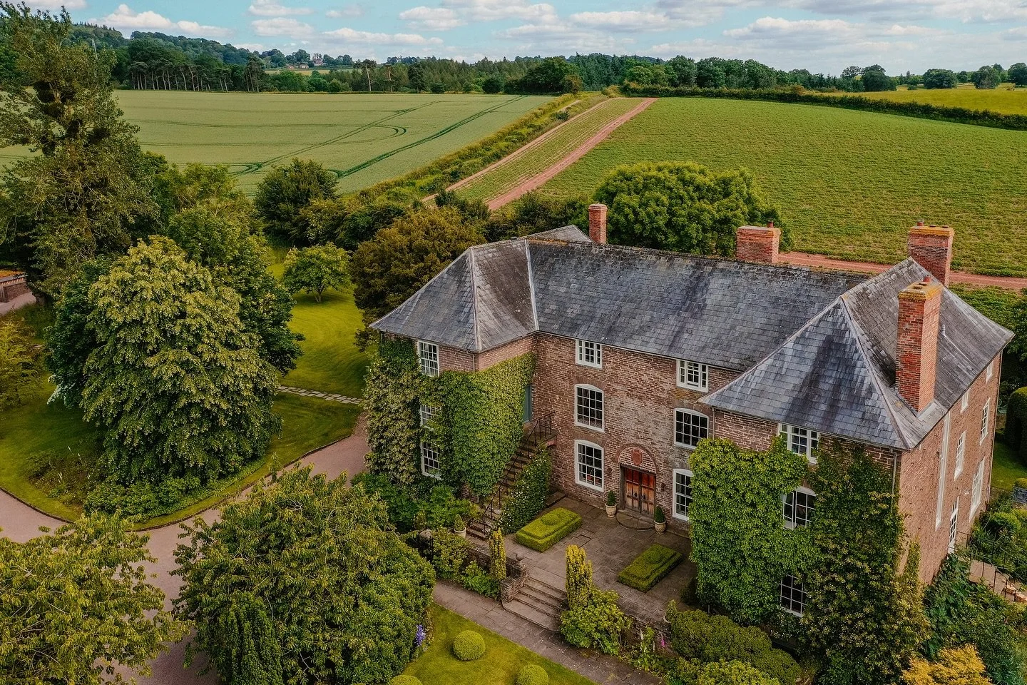 A little humpday wedding inspiration for you 🤍

@dewsall.court will always hold a very special place in my heart. It was the first venue I ever worked in &mdash; a truly unforgettable setting where I helped bring to life over 40 weddings (and even E