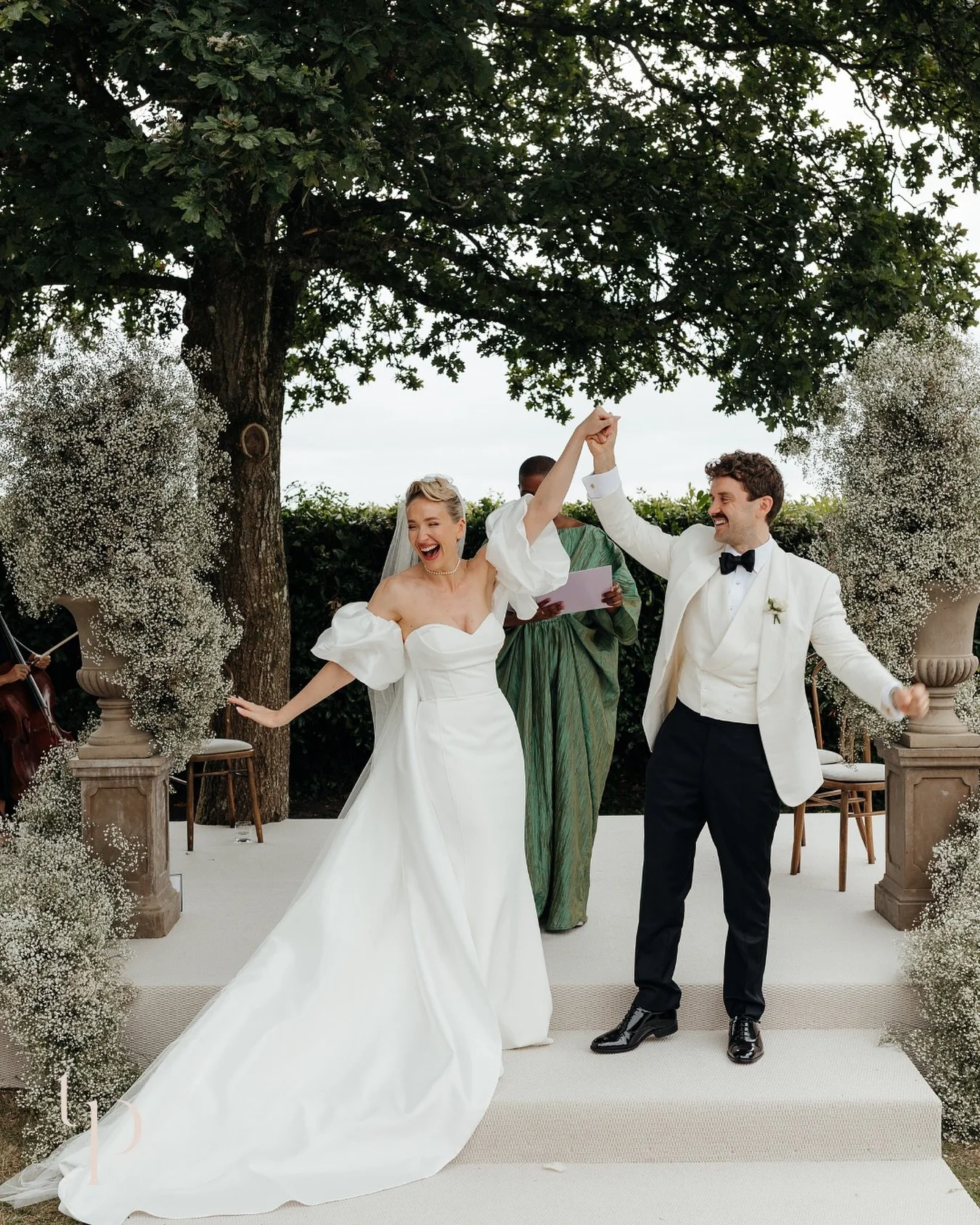 May I present to you, Mimi &amp; Jessie! 🤍

Stunning human beings both inside and out.

It was an absolute dream to work with them, I admired their relentless work ethic, attention to detail and strong vision.

What a day! Cheers to you both. 🥂

#l