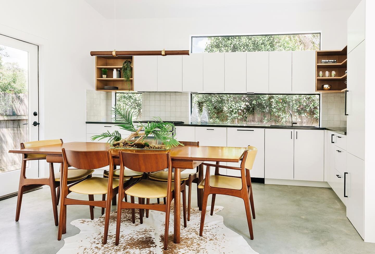 We just love how the dine-in kitchen of our recently Sold courtyard listing turned out. Stan, the builder @quarterlab_design_build brought in his cool #midcentury  dining set for the photo shoot and it looks just perfect. 📸 @lauraalexandraphotograph