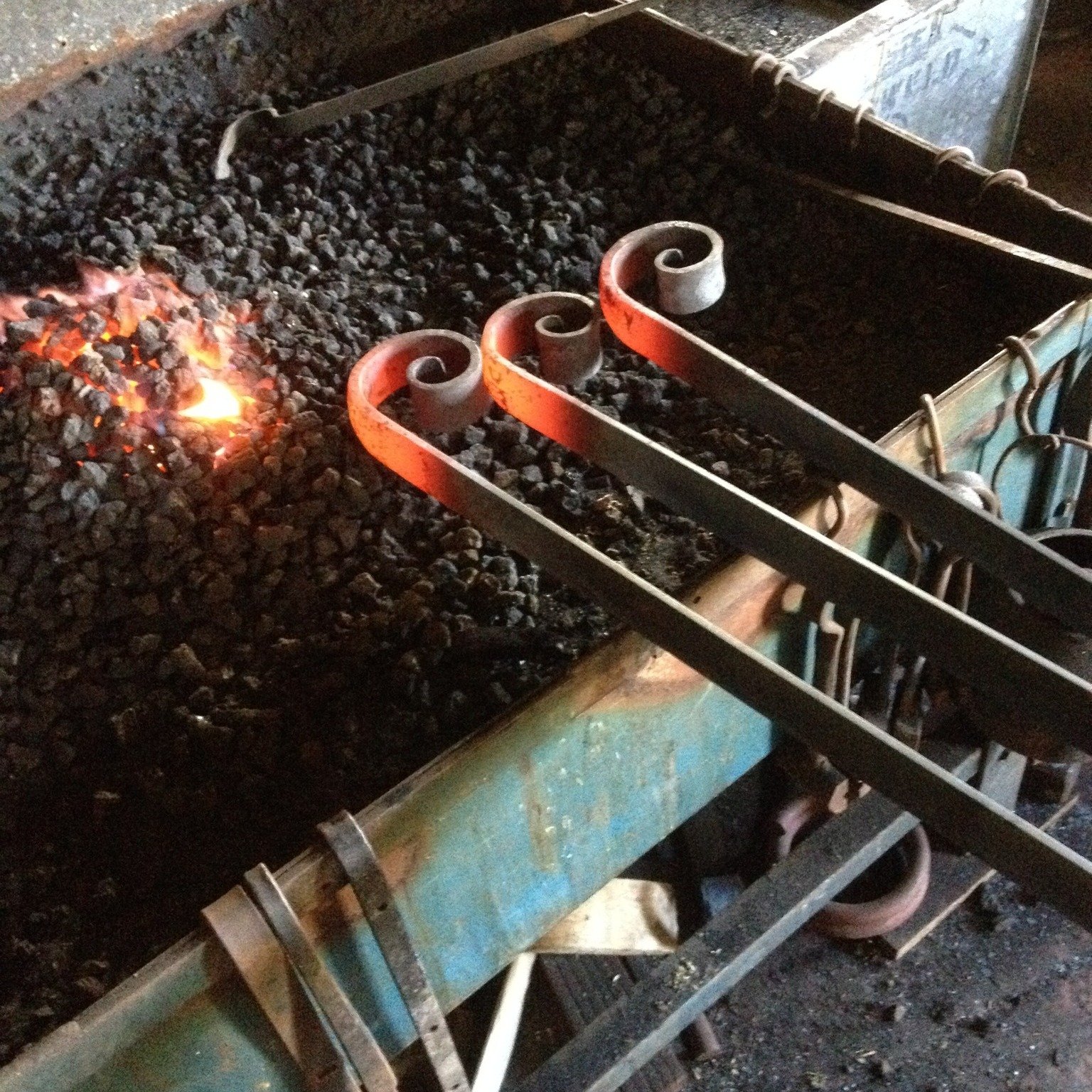 Handrails staple part of blacksmithing work! 🔥 #metalart #repouss&eacute; #blacksmithing #appliedarts #makersgonnamake #sculpture #handmadecrafts #artist #forgingsteel #selfemployed #selfempowerment #fuckthetoryscum #craftsman #artgallery #creativea