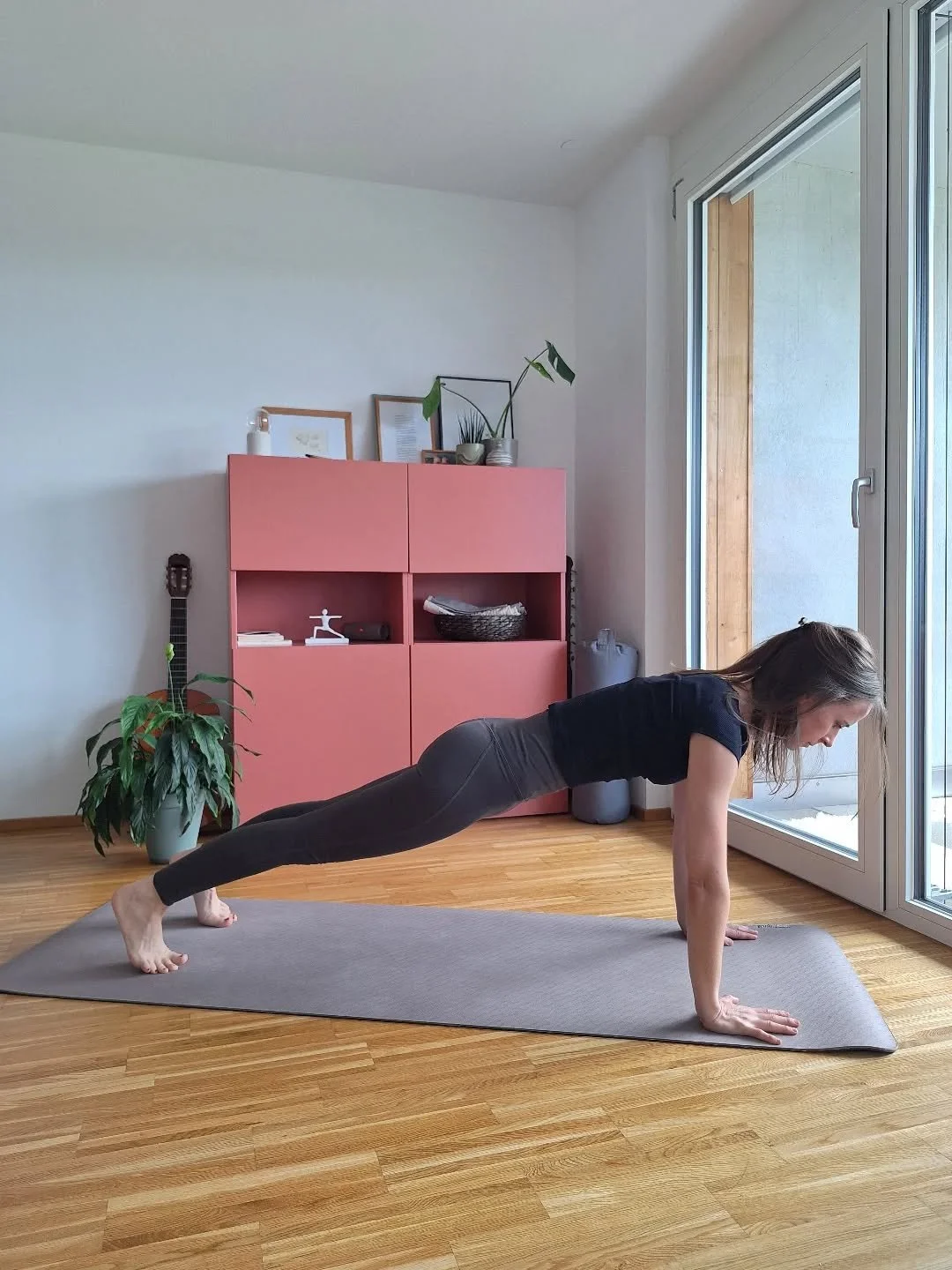 You're one Yogaclass away from a good mood 😁 Auch wenns mal anstrengender wird, lasst uns wir lieber unsere Kraft und Ausdauer feiern, als die Leichtigkeit zu verlieren.

Yoga diese Woche: 
Di YOGA SANFT @ Yogabalance Bregenz

Do 17:30 BASICS @ Yoga