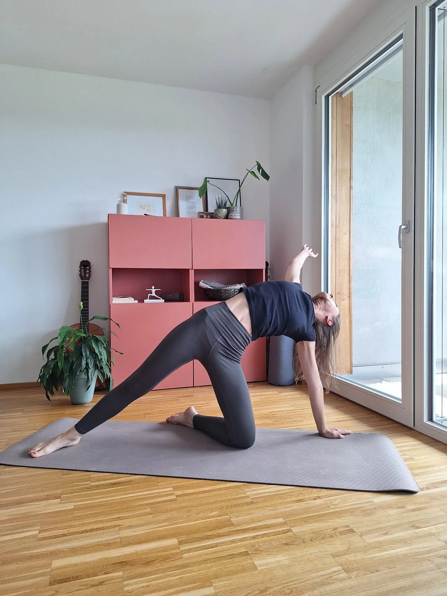 In Wahrheit gabs bei mir in den letzten Tagen, wenn, dann nur Restorative Yoga, weil ich nicht fit war 🫩 Versteht mich nicht falsch, ich liebe Restorative Yoga 🤭 Aber mein Bewegungsdrang ist halt auch da und irgendwann werde ich unrund, wenn ich ih