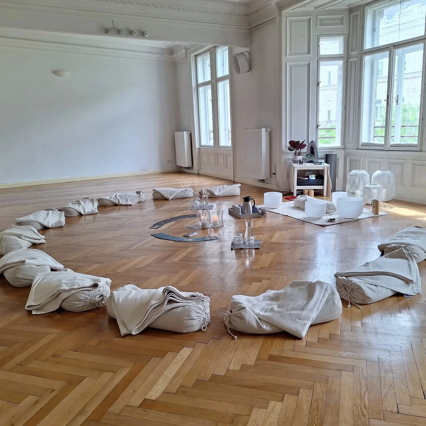 Am 22. M&auml;rz findet die Spring Edition von Yoga, Kakao &amp; Klang im wundersch&ouml;nen @retreatvienna statt 💜 

Es gibt noch ein paar Pl&auml;tze! Bist du dabei? Link in Bio 🌷