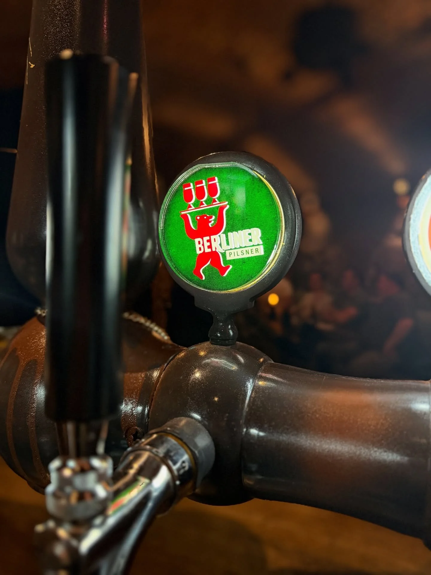 Ny &ouml;l p&aring; tapp! 🍺
Frisk och krispig Berliner Pilsner med en balanserad beska och rena, uppfriskande toner. Perfekt f&ouml;r dig som gillar en klassisk, l&auml;ttdrucken lager med karakt&auml;r.

V&auml;lkommen in och prova!