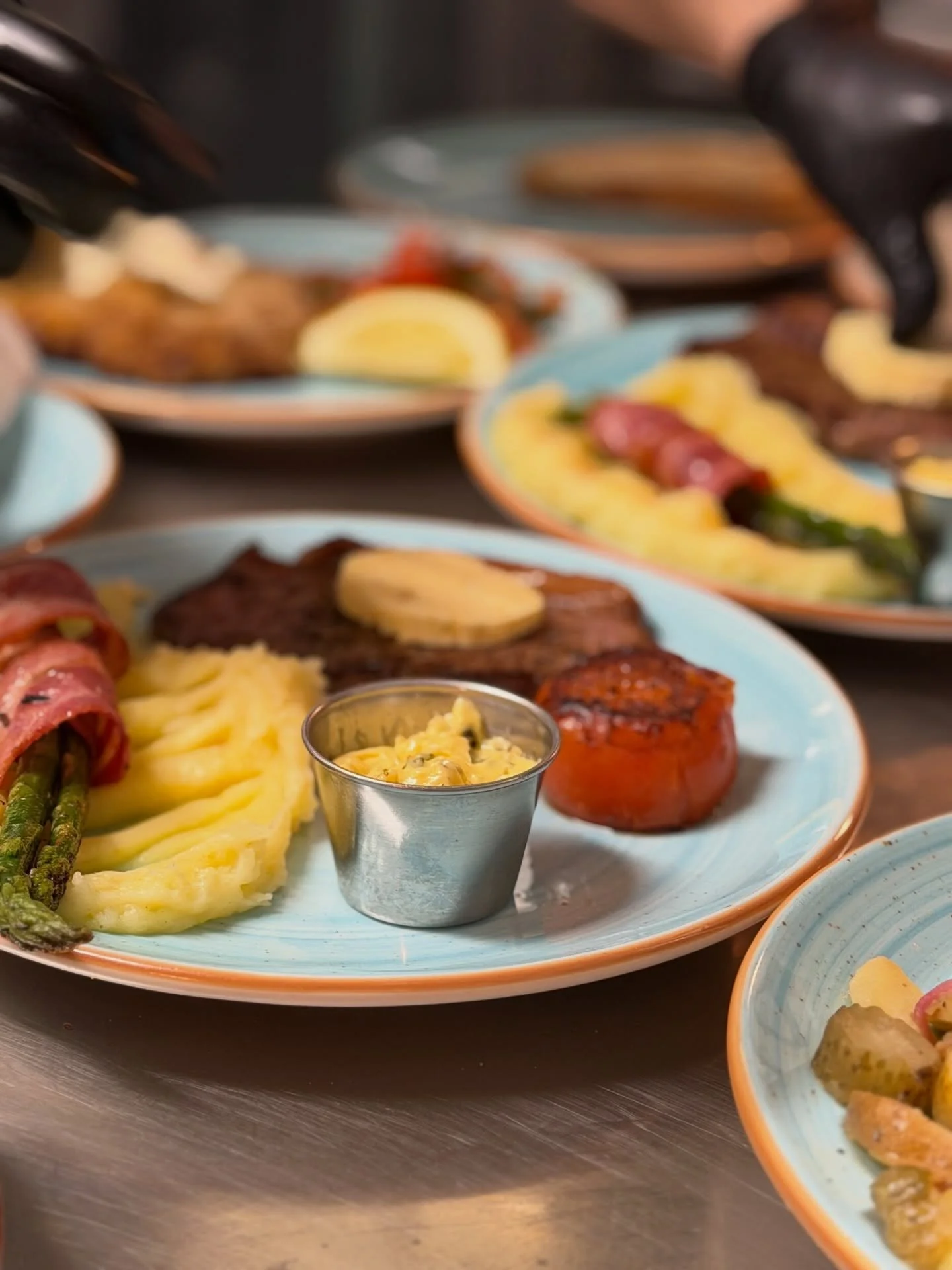 Veckans favorit: Ryggbiff (Hereford/Angus) 🥩
Serveras med kr&auml;migt potatismos, bakad tomat, baconlindad sparris och v&aring;r hemgjorda bearnaises&aring;s. Kom in och njut!