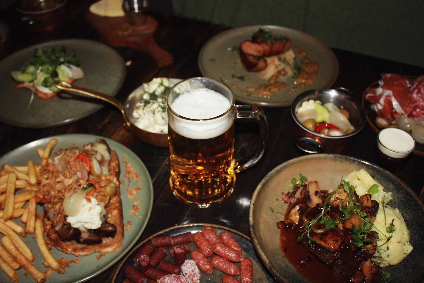 Ny vecka, ny AW-mood! 🍻✨
St&auml;ng ner datorn och kom f&ouml;rbi. Vi k&ouml;r v&aring;r klassiska Schnitzel &amp; Bier-deal hela kv&auml;llen . Det har du f&ouml;rtj&auml;nat!
Vi ses i baren! 👋

#AW #SchnitzelUndBier #Restaurangliv