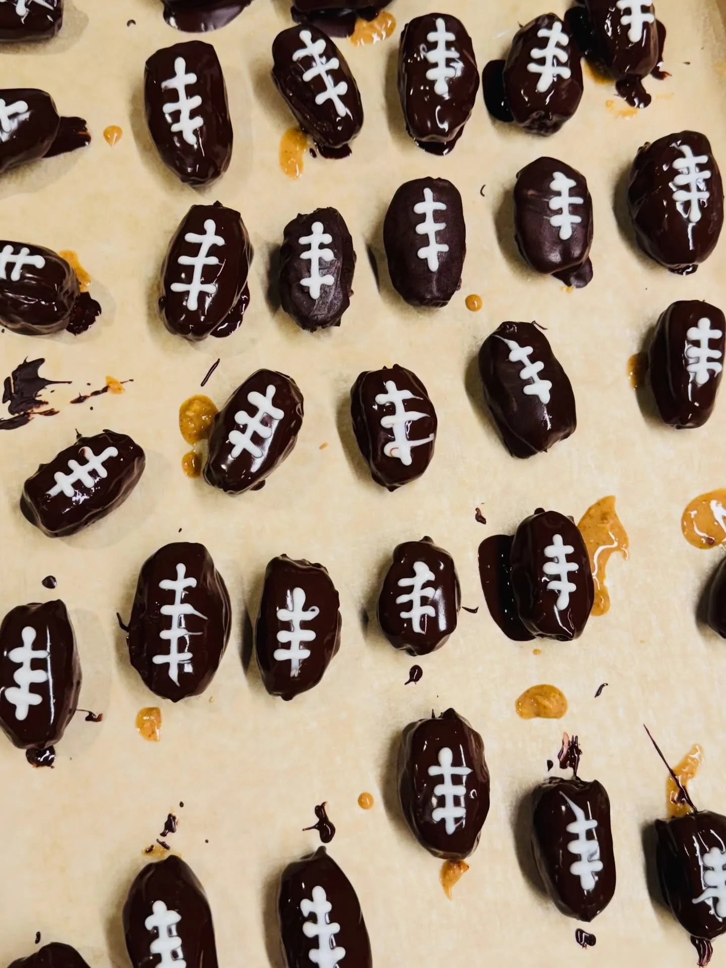 Game day deserves good snacks 🏈 
These stuffed dates are a Super Bowl win (and super easy to make!) Just fill dates with almond butter, coat in dark chocolate, then finish with white chocolate stripes (used @enjoylifefoods). Pop them in the fridge t