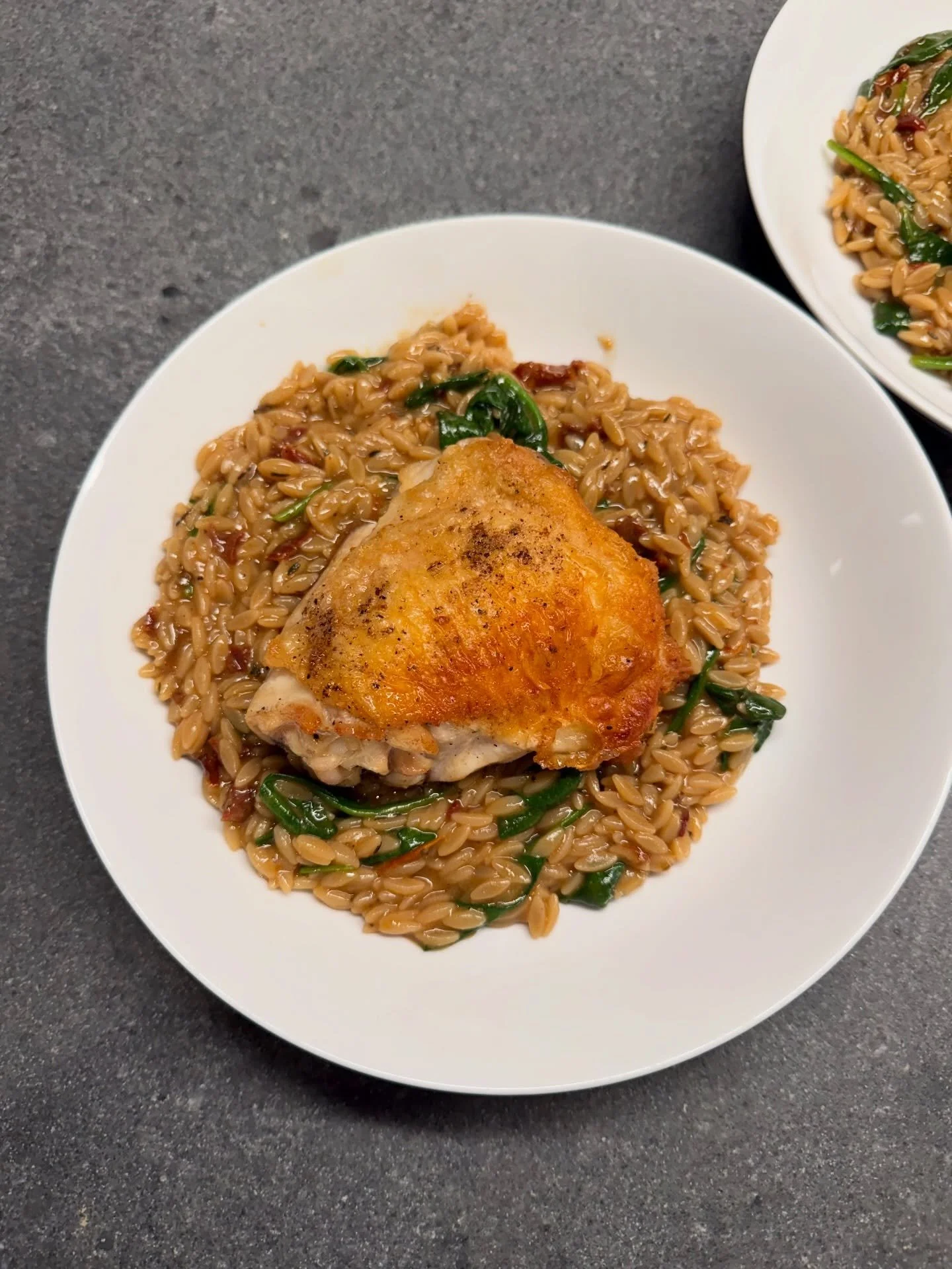 Crispy chicken thighs with creamy sun-dried tomato orzo 🤤. A dinner that feels elevated but still weeknight-friendly (just a little histamine-heavy)

Here&rsquo;s how to make it! 

Ingredients
* 4 bone‑in, skin‑on chicken thighs (about 1.5 - 2 lb to