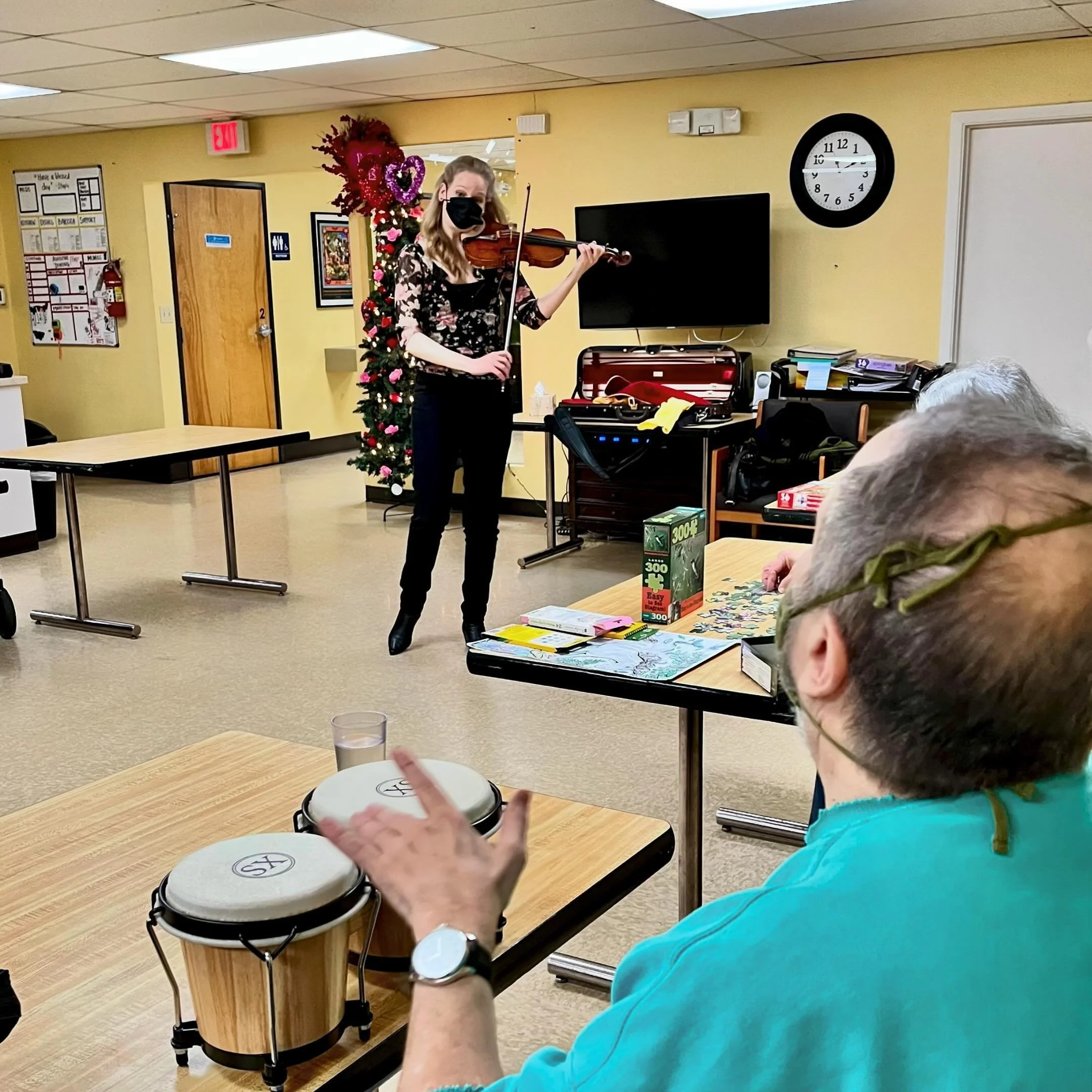 This month our music therapy program welcomes Oregon Symphony Artist-in-Residence Simone Lamsma! The renowned Dutch violinist will give two music therapist-guided interactive performances as part of Earthtones NW&rsquo;s partnership with the Oregon S