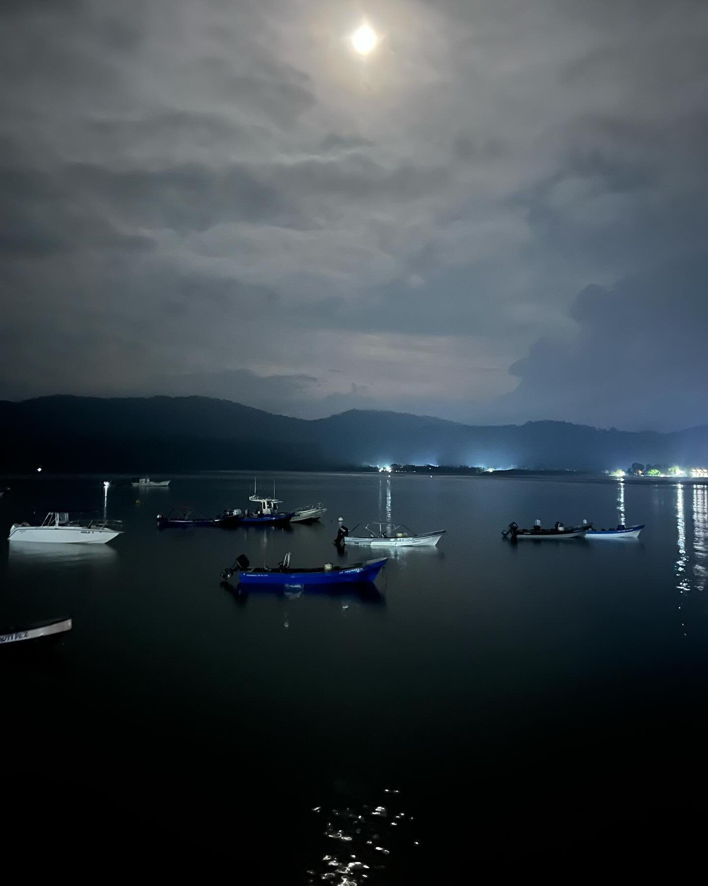 Puerto de Bah&iacute;a Solano. Luna y pesca.

#colombia🇨🇴 #travel #adventure #dock #bahiasolano #fisherman #fishing #moon #moonlight #natgeoyourshot #natgeotravel #night #peaceful